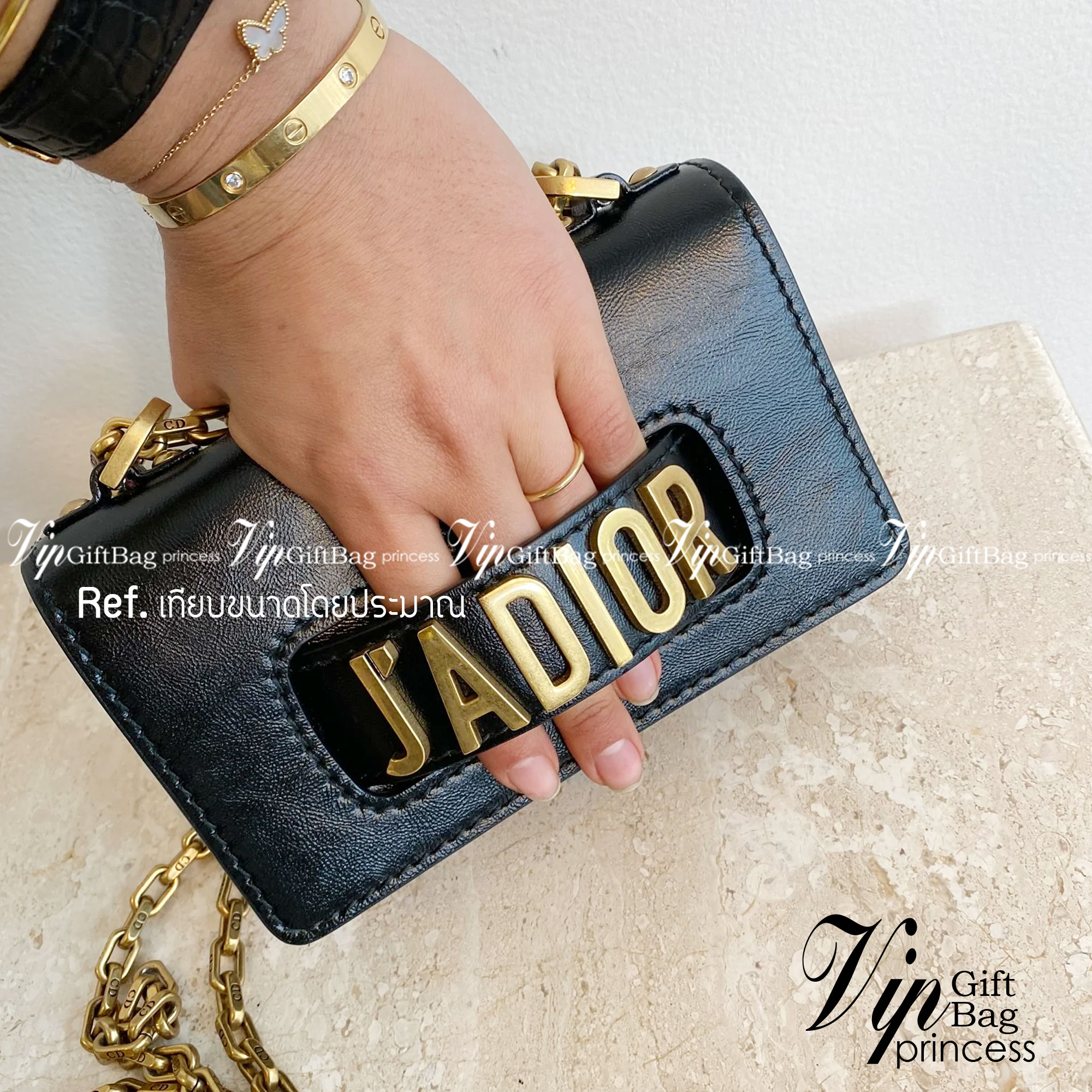 DIOR J'adior Flap Bag กระเป๋าสะพายดิออร์ ทรงกล่องเปิดหน้า แต่งอะไหล่ทอง มาพร้อมสายสะพายยาวครอสบอดี้หรือดึงขึ้นสะพายข้างได้ค่ะ งานชนชอป ใช้ได้ Everyday Look พร้อมส่งที่ไทย