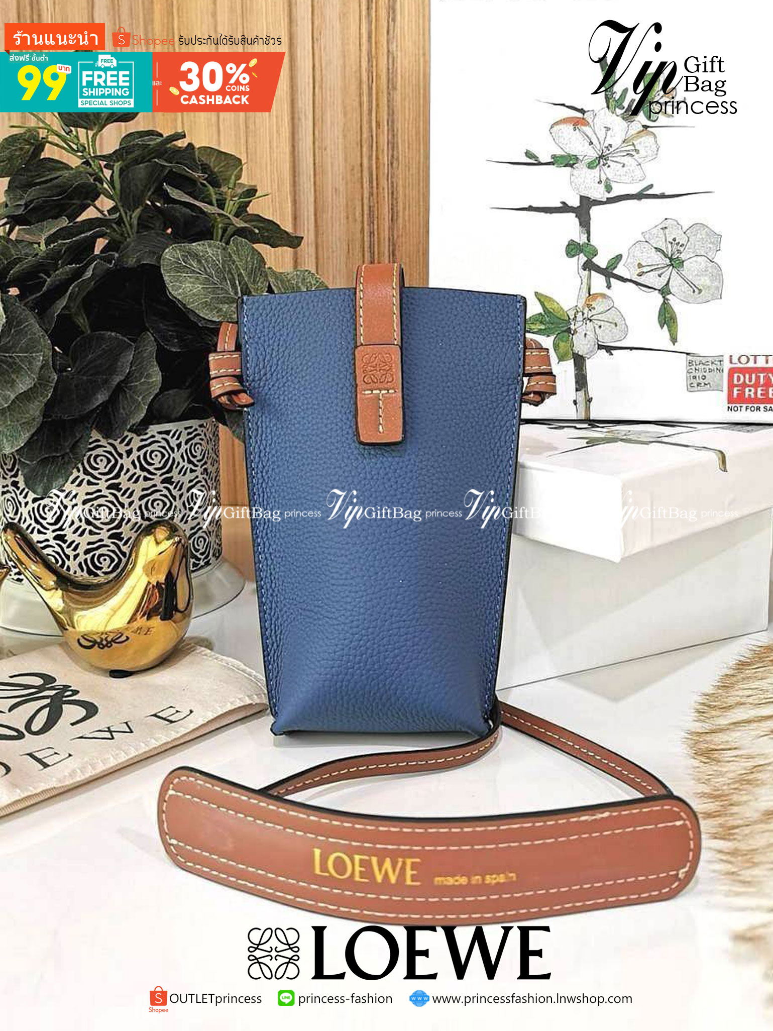 LOEWE MINI CROSSBODY BAG GIFT WITH PURCHASE (GWP) กระเป๋าสะพาย Limited จาก LOEWE วัสดุ Calfskin หนังแท้หนังสวยอยู่ทรงขนาดมินิดีไซน์มินิมอล ภายในโล่งใส่มือถือ บัตร ของจุกจิกได้ ด้านหลังมีช่องใส่ของ พร้อมสายหนังแท้คล้องคอได้ สะพายไหล่ Crossbody ได้ สายเลื่อ