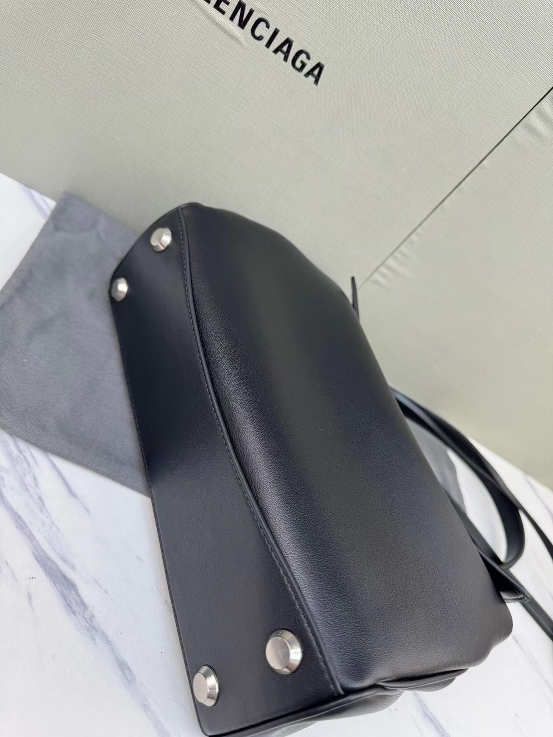 Balenciaga Rodeo Small Handbag in Black 25cm กระเป๋าสะพายหนังเรียบผิวสัมผัสนุ่มสบายผิว ดีไซน์เรียบหรูตามเอกลักษณ์ของแบรนด์ ภายในโล่งกว้าง จุของได้เยอะ ใบจริงน้องสวยน่าใช้มาก