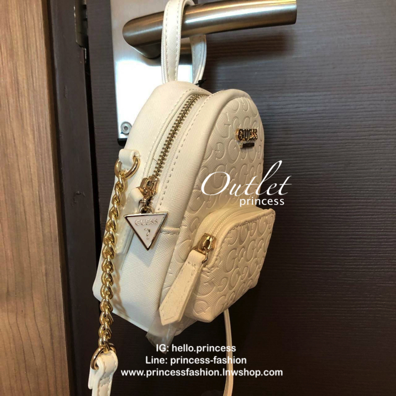 GUESS Factory Women's Evan Mini Crossbody กระเป๋าสะพายใบเล็กสุดน่ารักจาก guess มาแล้วค่า ไอเท็มสุดน่ารัก วัสดุทำจาก pu สกรีนลาย เย็บลายตาราง และ ปั้มลายซิกเนเจอร์ สุดน่ารัก ด้านหน้ามีโลโก้ มีพวงกุญแจสวยเก๋ สายสะพายมีสายโซ่สลับหนังปรับได้ 5 ระดับ ด้าน