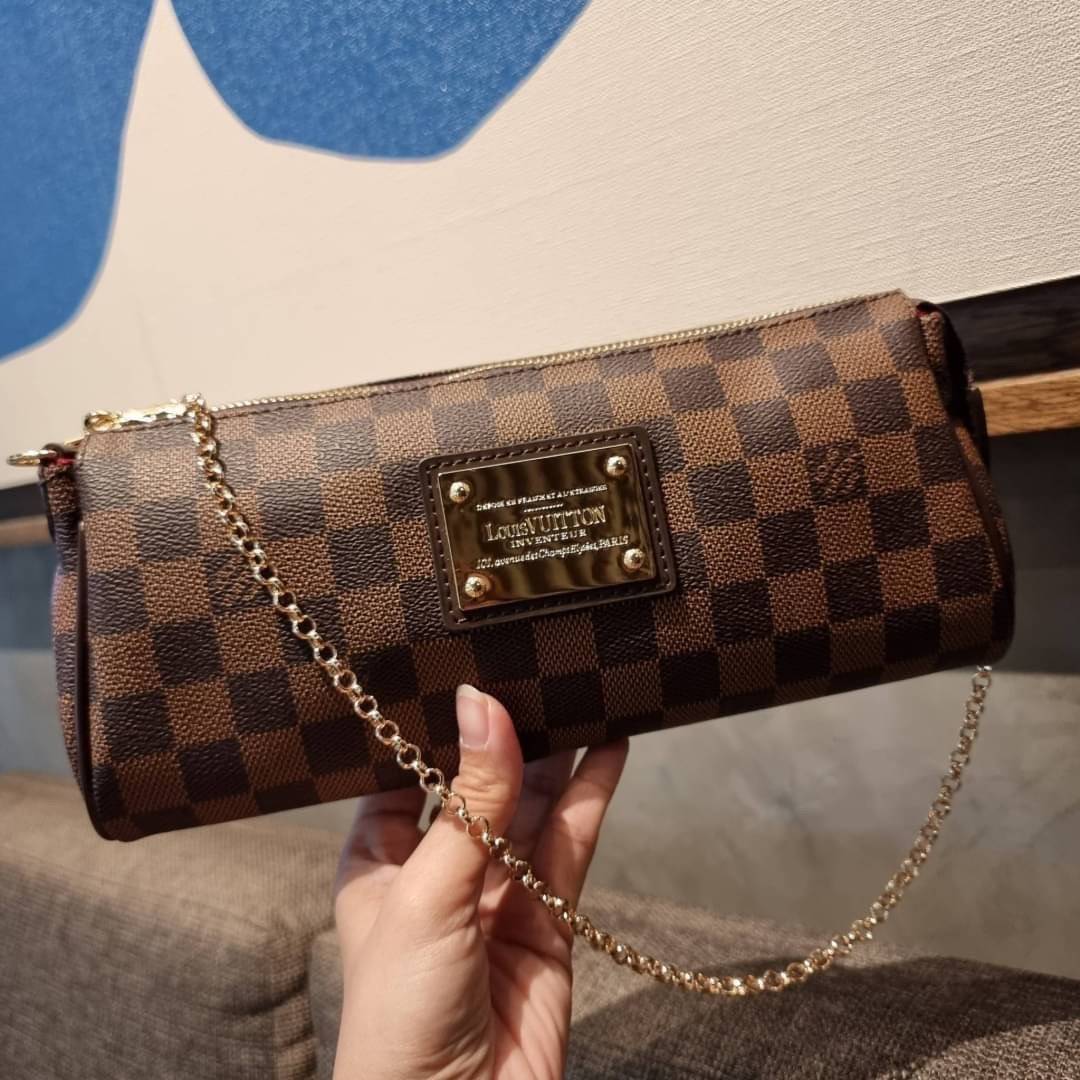 LV CROSSBODY CLUTCH BAG WITH CHAIN / LV Eva Clutch Crossbody Bag กระเป๋าสะพายวีไอพีพรีเมี่ยม วัสดุหนังแคนวาสคุณภาพ โลโก้เพลทอะไหล่ทอง คมชัด หรูหรา เปิด-ปิดกระเป๋าด้วยซิป ภายในเป็นช่องโล่ง ใส่ของใช้สำคัญได้สบายๆ มือถือ พาวเวอร์แบงค์ เครื่องสำอางค์ ของจุกจิ