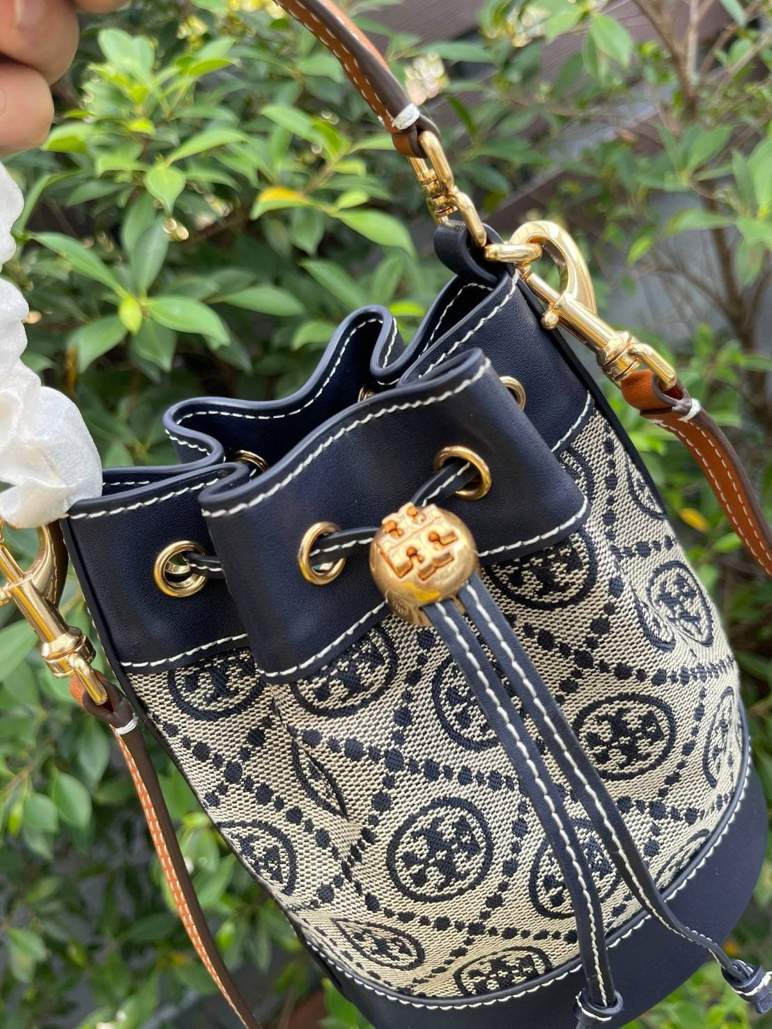 ของแท้ 💯% Mini Tory Burch T Monogram jacquard mini bucket bag เปิดตัวกระเป๋า T MONOGRAM รุ่นใหม่ล่าสุดจาก TORY BURCH ครั้งแรกกับโมโนแกรม ขนาดมินิ ที่ได้รับแรงบันดาลใจมาจากโลโก้สุดคลาสสิก