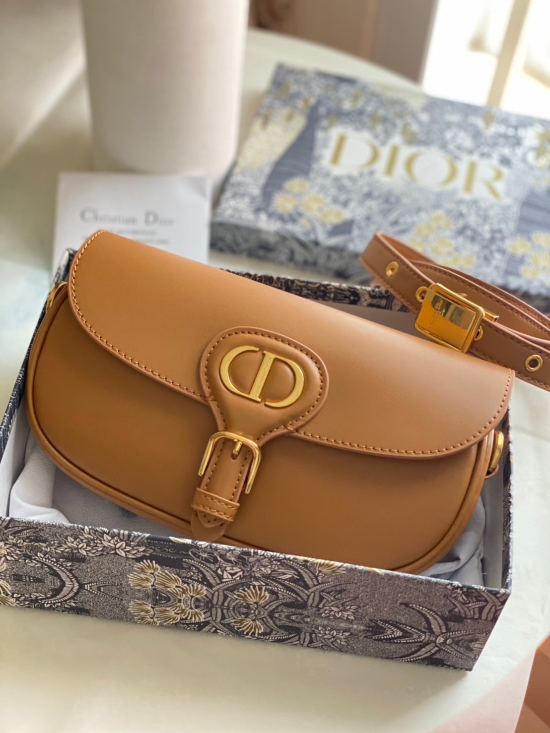 หนังแท้ DIOR BOBBY EAST-WEST BAG พร้อมส่งที่ไทย งานหนังแท้ทั้งใบเกรดออริจินอล ภาพสินค้าถ่ายจากงานขายจริง ใช้งานต่างประเทศได้ รุ่นใหม่ในฤดูกาลนี้ เพิ่มความทันสมัยให้กับซิลลูเอทของ Hobo ผ่านเส้นสายที่สง่างามและสัดส่วนที่กลมกลืนกัน สไตล์หนังลูกวัว โดดเด่นด้ว