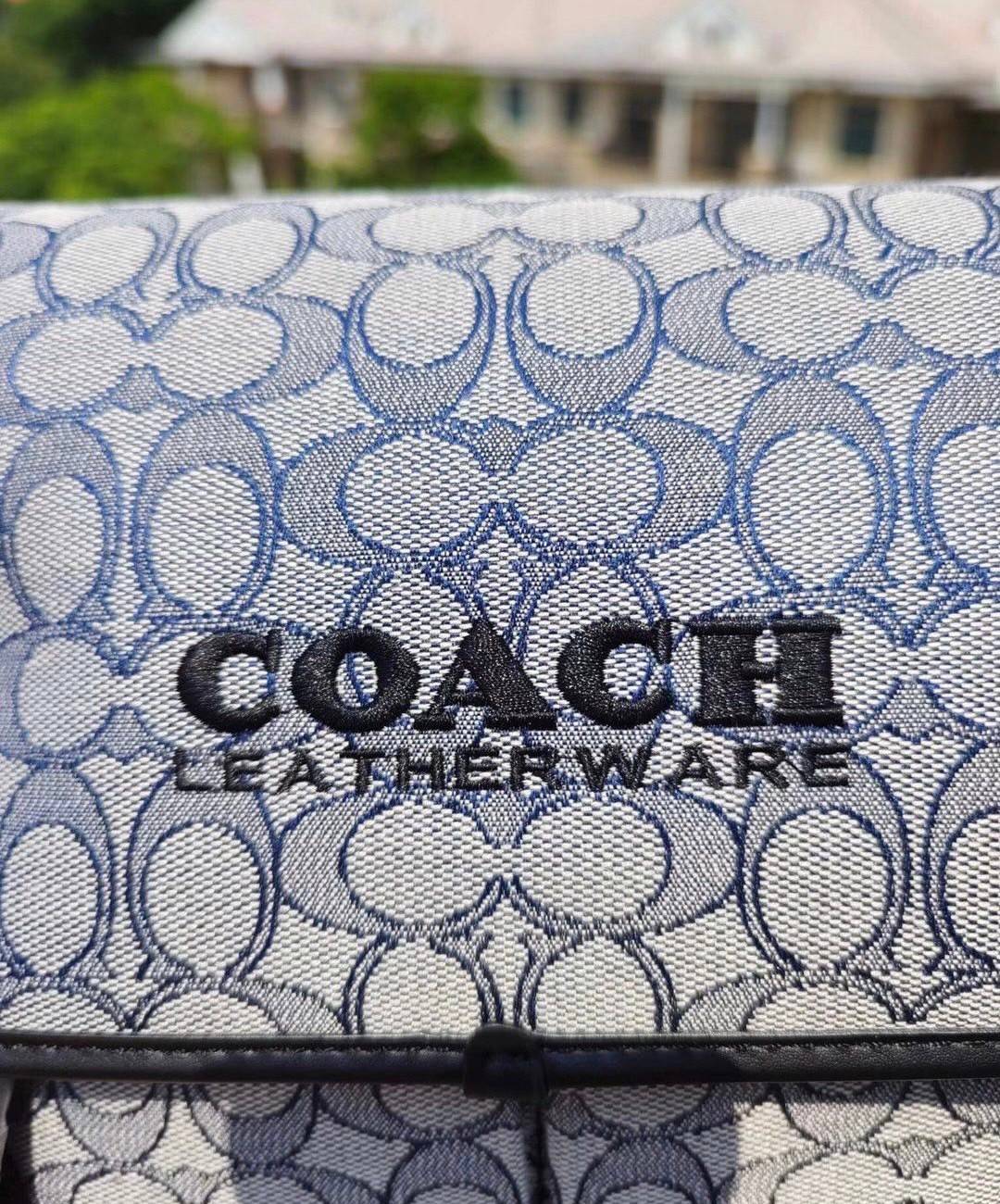 Coach C9158 League Messenger Bag Crossbody Sling Bag ใหม่ล่าสุด คอลที่หนุ่มๆก็ต้องใจละลายไม่แพ้สาวๆ กับกระเป๋าสะพายทรงแมสเซนเจอร์ ดีไซน์ทรงคลาสสิคใช้งานง่าย ดีเทลน้อยแต่มาก!! ดูดีดูแพงเกินเบอร์ไปเลย ภายในเป็นช่องโล่ง มีช่องแยก แบ่งสัดส่วนได้ดีมากๆ มาพร้อม