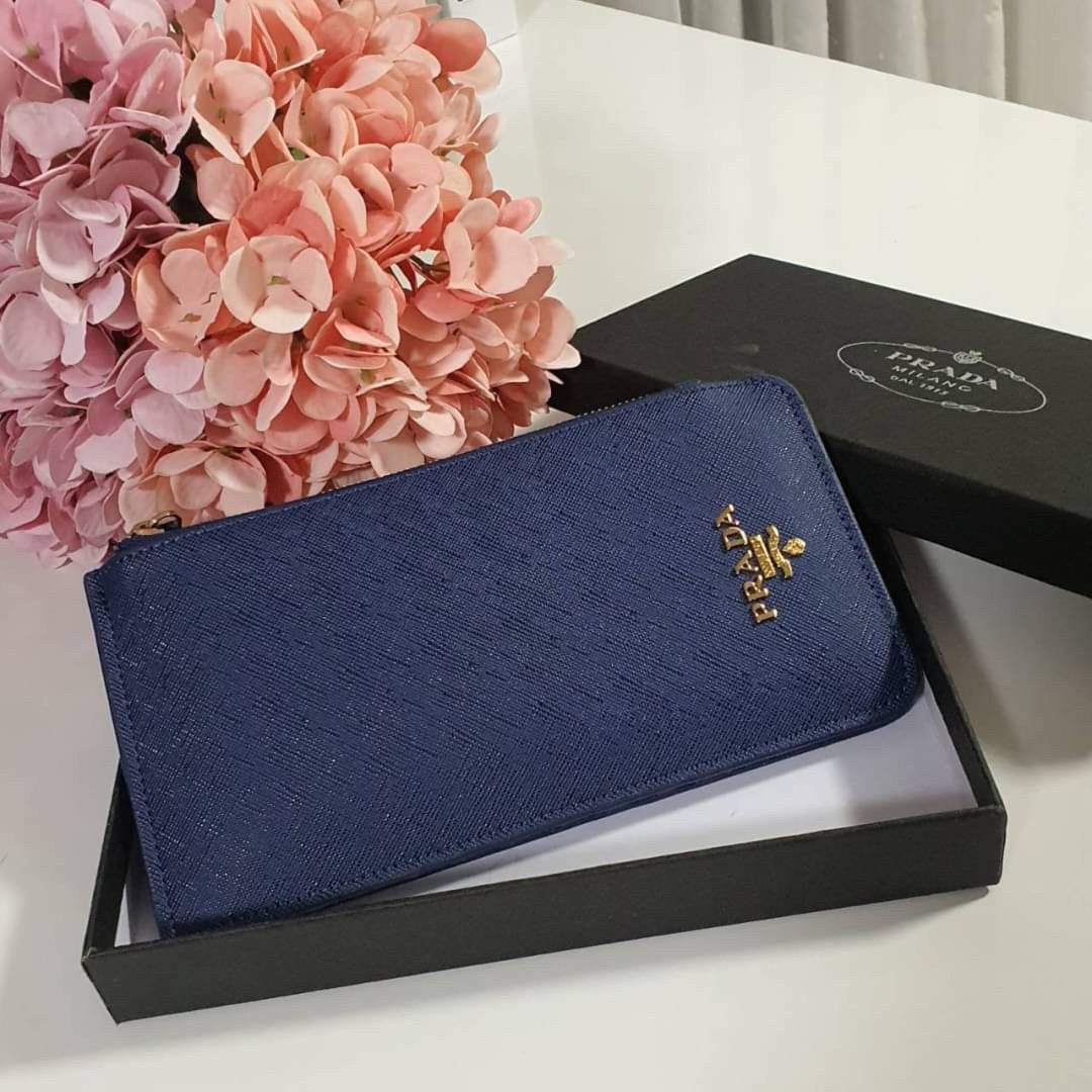 รุ่นขายดีเว่อร์วัง♡♡ PRADA LONG WALLET *สำหรับคนชอบใส่บัตรเยอะ แนะนำรุ่นนี้คะ กระเป๋าสตางค์ทรงสวย สะดุดตา หนังสัมผัส Safiano จากแบรนด์ PRADA มีช่องใส่นามบัตรมากถึง 16 ช่อง ด้านหน้ามีโลโก้แบรนด์สีทองหร