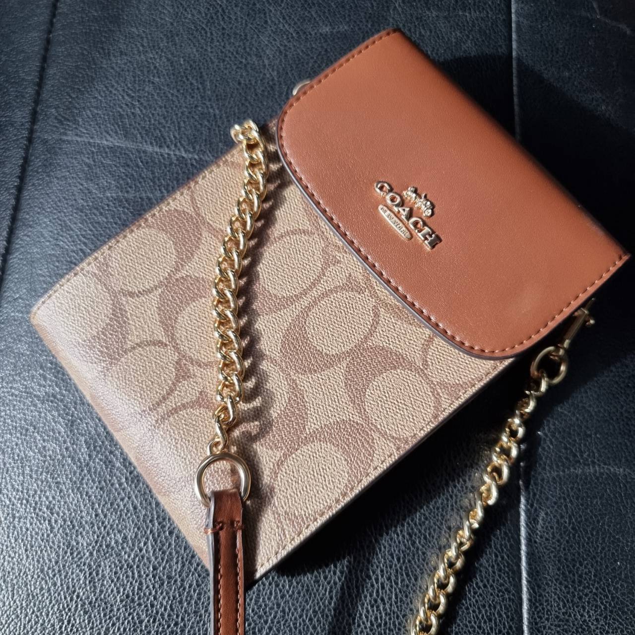 COACH 3051 RACHEL PHONE CROSSBODY IN SIGNATURE CANVAS HOT ITEM!! กระเป๋าสะพาย case phone ต้องมา ให้คุณพกพา gadget ล้ำไปได้ทุกที่ ใส่โทรศัพท์มือถือได้ทุกรุ่น ดีไซน์ใหญ่กว่าเดิม และยังมีช่องเก็บบัตรให้เพิ่มไปอีก ดีไซน์ลายซีคลาสสิค วัสดุหนังแคนวาส เปิด-ปิดด้