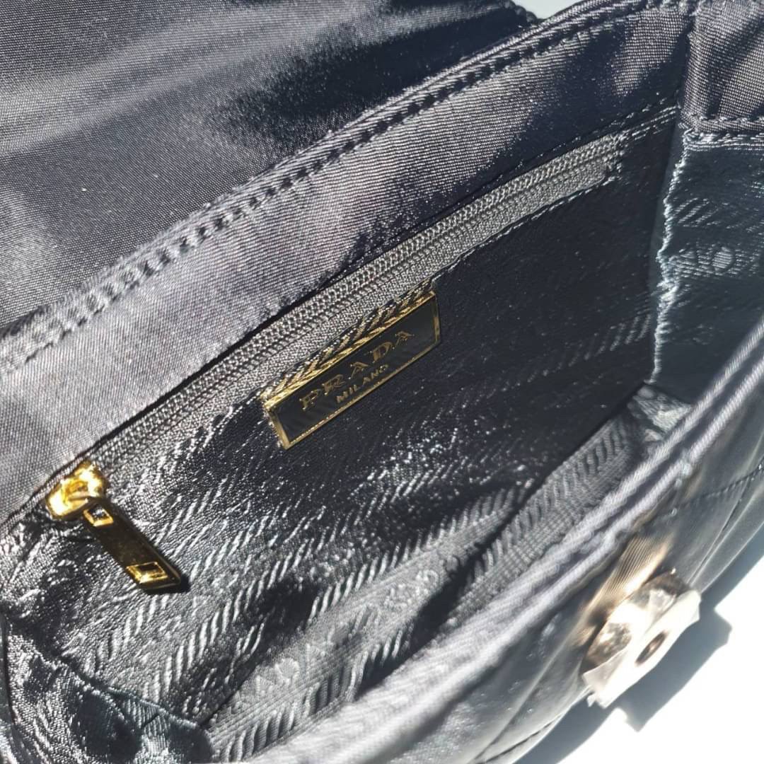 PRADA SHOULDER BAG ส่งตรงจากเคาเตอร์ต่างประเทศ นานๆจะมาทีคะ **ขนาดมินิปุ๊กปิ๊ก กับแบรนด์ Prada เก๋ ไม่ซ้ำใครแน่นอนคะรุ่นนี้ เปิดปิดด้วยกระดุมแม่เหล็ก ภายในบุผ้าแบรนด์ และ มีป้ายโลหะแบรนด์ **อะไหล่ทองเข้มทั้งใบ สามารถใส่Iphone11+ ได้ งานน่ารัก ราคาดี้ดีแบบ