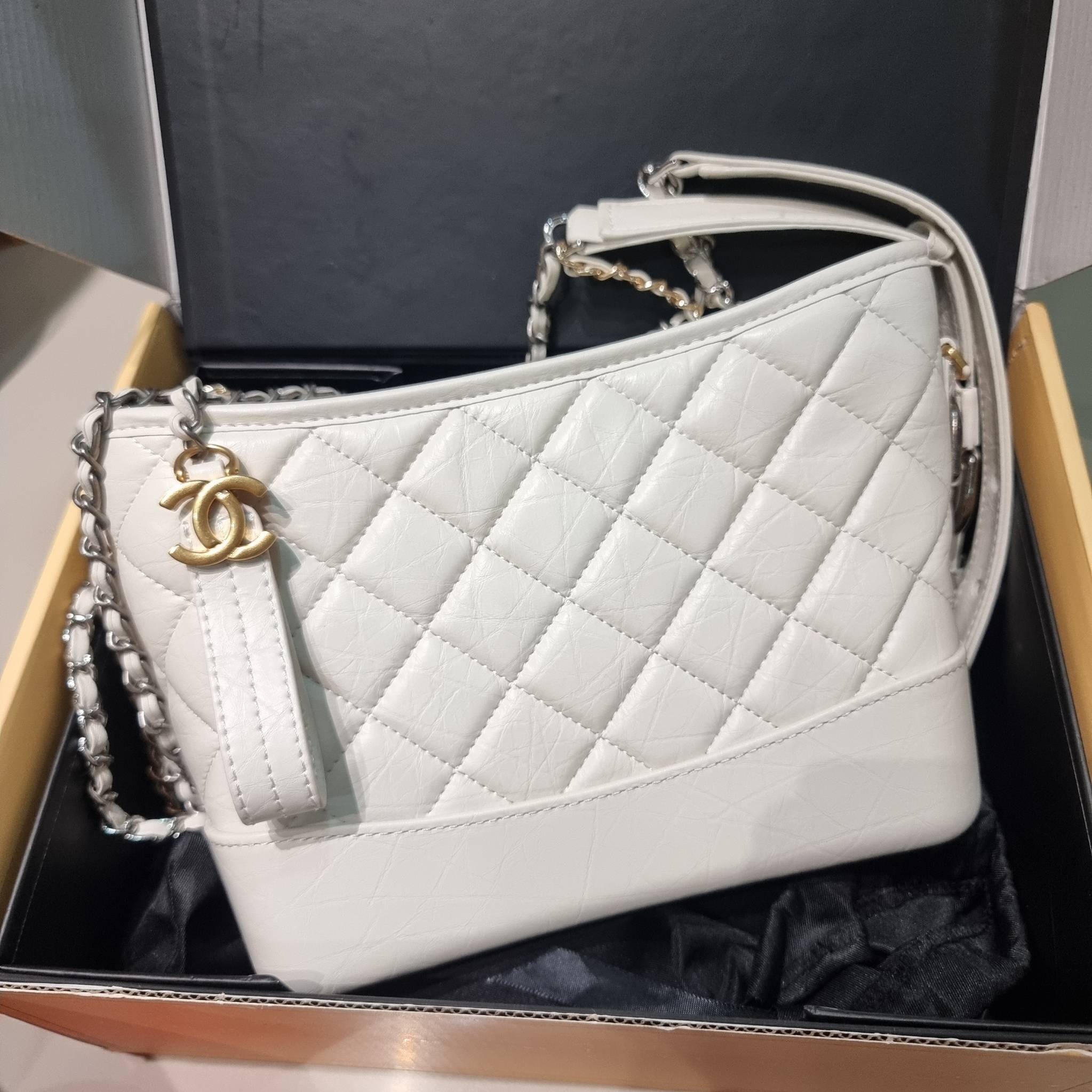 CHANEL Gabrielle Bag Medium สวยคลาสสิค No.1 ต้องยกให้ไอเท็มนี้เท่านั้น กับกระเป๋าสะพายซิกเนเจอร์ ดีไซน์ไม่เหมือนใคร เป็นเอกลักษณ์ ใช้งานได้หลากหลาย สะพายได้ไม่ซ้ำ