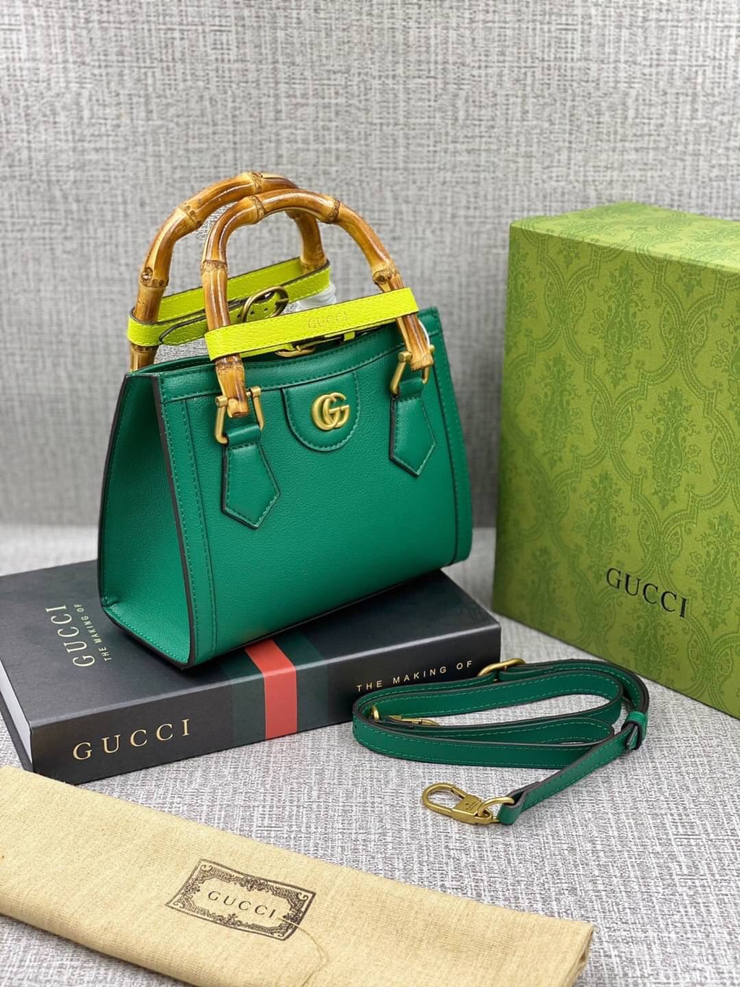 VIP GIFT 】หนังแท้ GUCCI Diana mini tote bag กระเป๋างานหูไม้ไผ่สุดคลาสสิก ดีไซน์มาใหม่พร้อมเข็ดขัดหนังสีสะท้อนแสงประดับตรงหูกระเป๋า ขนาดมินิกำลังน่ารักเลยค่ะ วัสดุหนังแท้ อะไหล่ทอง งานสวยตั้งอยู่ทรง มีสายสะพายยาว 1เส้น สามารถปรับระดับได้-ถอดได้ งานเก๋ไก๋ที