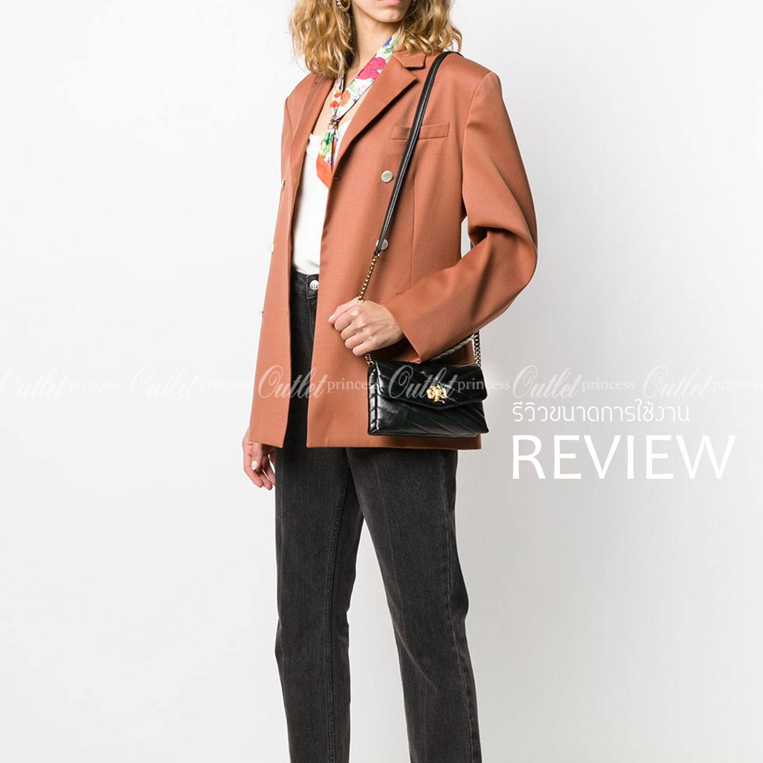 Tory Burch Kira Crossbody Bag กระเป๋าสะพายข้างทรงสวย ใบขนาดเล็กกำลังดี วัสดุหนังสังเคราะห์ นิ่มมือมากกก **อะไหล่ทองวินเทจ ประดับโลโก้แบรนด์เป็นตัวล็อคด้านหน้า ด้านในบุผ้าไนลอนปั้มแบรนด์ แบ่งช่องเป็นสัดส่วน พร้อมช่องซิปกลาง สามารถใส่กระเป๋าสตางค์ใบกลาง มือ