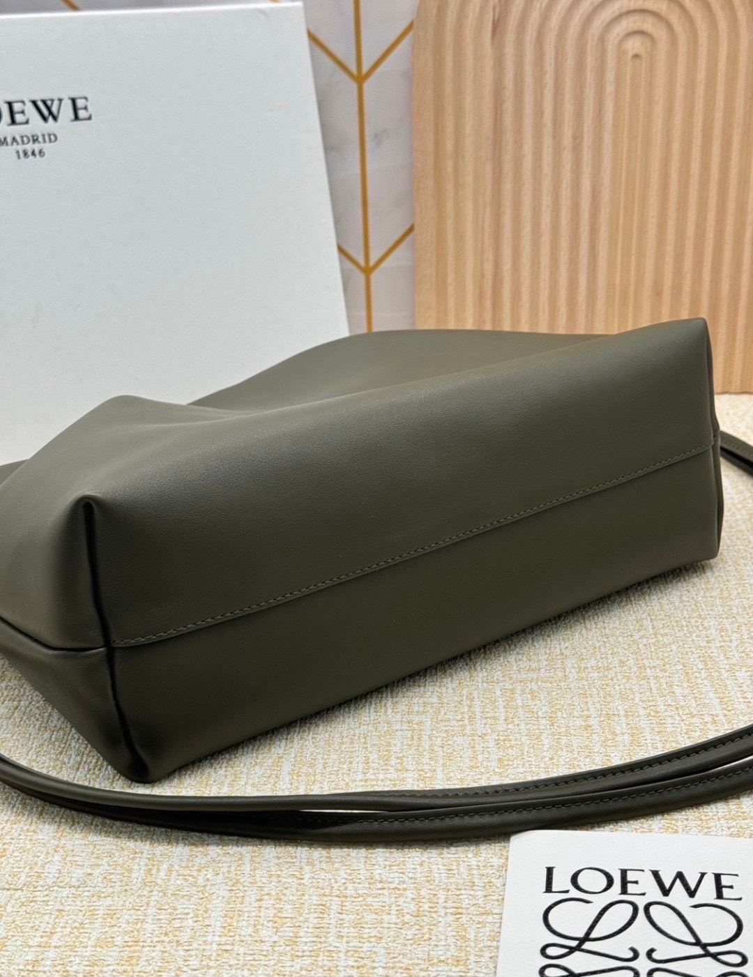 ORI หนังแท้ | Medium Loewe Flamenco purse in mellow nappa leather 30cm กระเป๋าสะพายทรงคลัช เรียบหรูดูแพง เรียบง่ายใช้งานสะดวก หนังแนปป้าให้สัมผัสนุ่มสบายผิว มาพร้อมสายสะพายร้อยห่วงหรูหรา