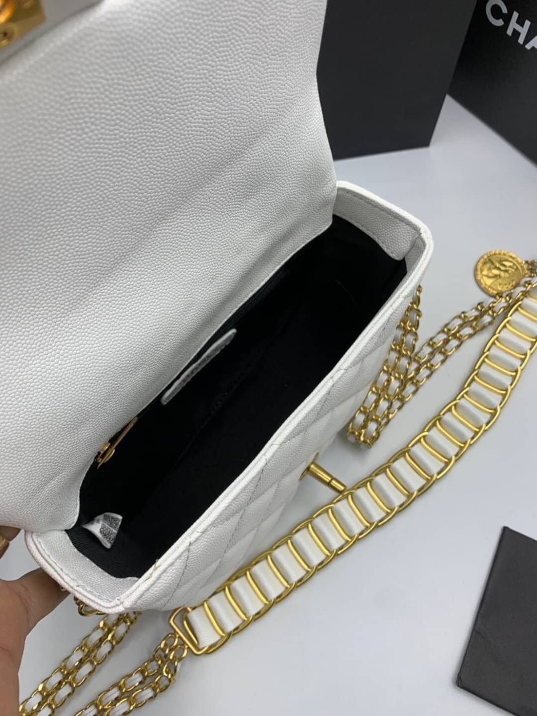 หนังแท้ VIP GIFT CHANEL Small Black Quilted Caviar Classic Flap Coin Charm Soul Chain คอลเลคชั่นใหม่ล่าสุดเลยค่ะ สายสะพายเก๋มาก ห้อย charm วงกลมสีทอง หนังคาเวียสีดำขนาด 8.5” ใส่ iPhone ได้ทุกรุ่นใส่ได้สบายๆ เลยค่ะ รุ่นใหม่เริ่ดมากจ้า