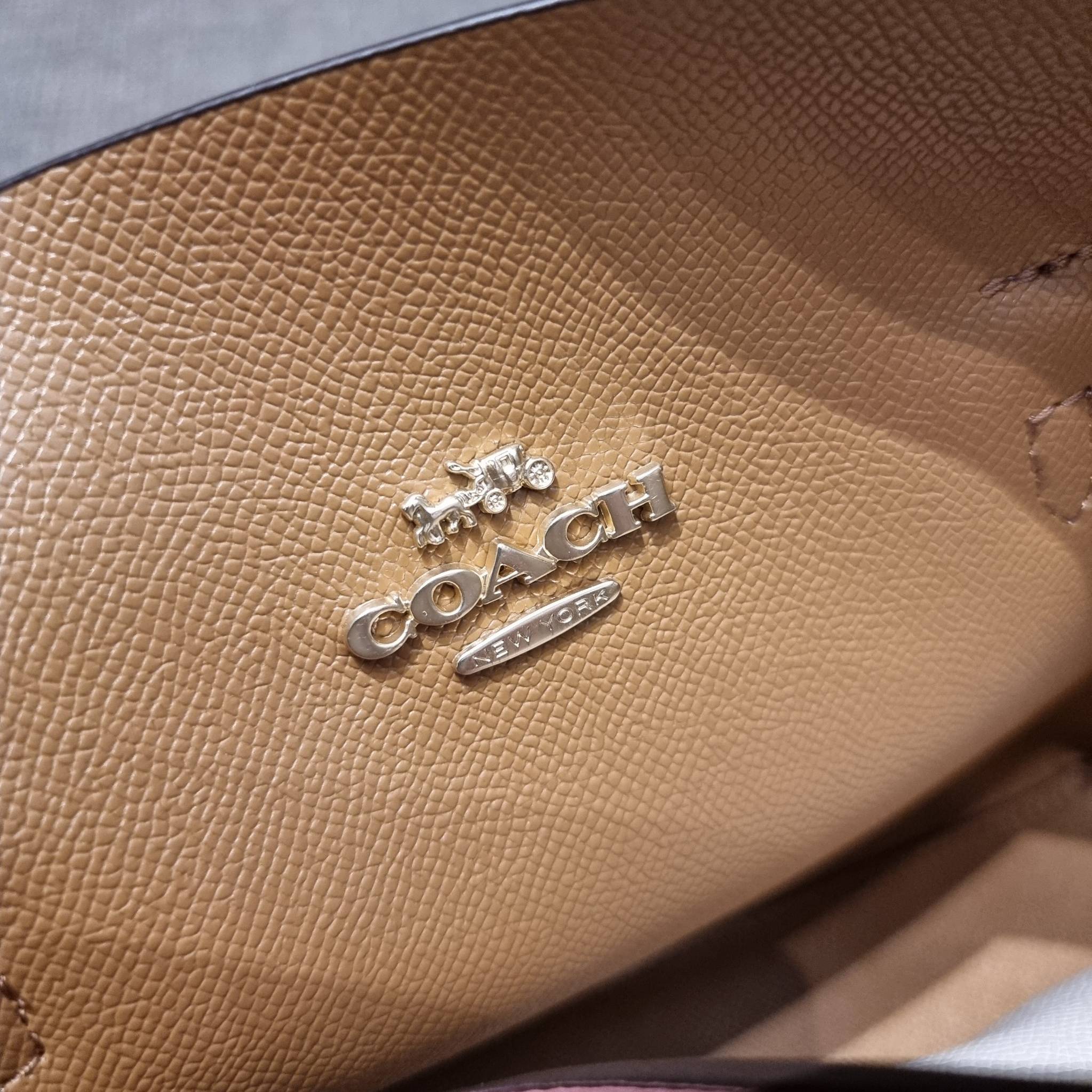 COACH C4084 MOLLIE TOTE 25 WITH HEART FLORAL ดีไซน์ใหม่ล่าสุด กระเป๋าโท้ทไซส์เล็กที่สาวๆต่างก็ต้องปักใจรัก รอบนี้น้องถูกเติมแต่งลวดลายดอกไม้ เพิ่มดีเทลความน่าใช้ไปอีก วัสดุหนัง pepble เรียบหรูดูดีม้าก!! ภายในโล่งกว้าง มีช่องซิปกลางใส่ของได้ ขนาดกำลังดีแบบ