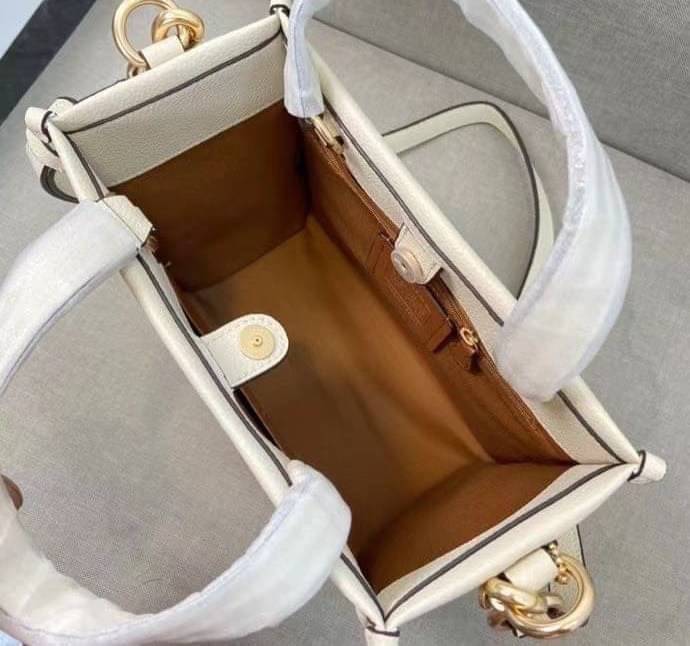 ใหม่ล่าสุด อดใจยังไงไหว COACH Dempsey Field Tote 22 C5268 โทนสีขาวล้วน ดำล้วน สุดคลาสสิก พร้อมส่งความสวยที่ไทยค่ะ! กระเป๋าทรง Tote ขนาดพอเหมาะลำตัว พกพาง่ายสะดวกได้กับทุกๆวัน ด้านหน้าปั้มโลโก้แบรนด์ตัวใหญ่สวยค่ะ;เปิดปิดกระเป๋าแบบกระดุมแม่เหล็ก ภายในใส่กระ