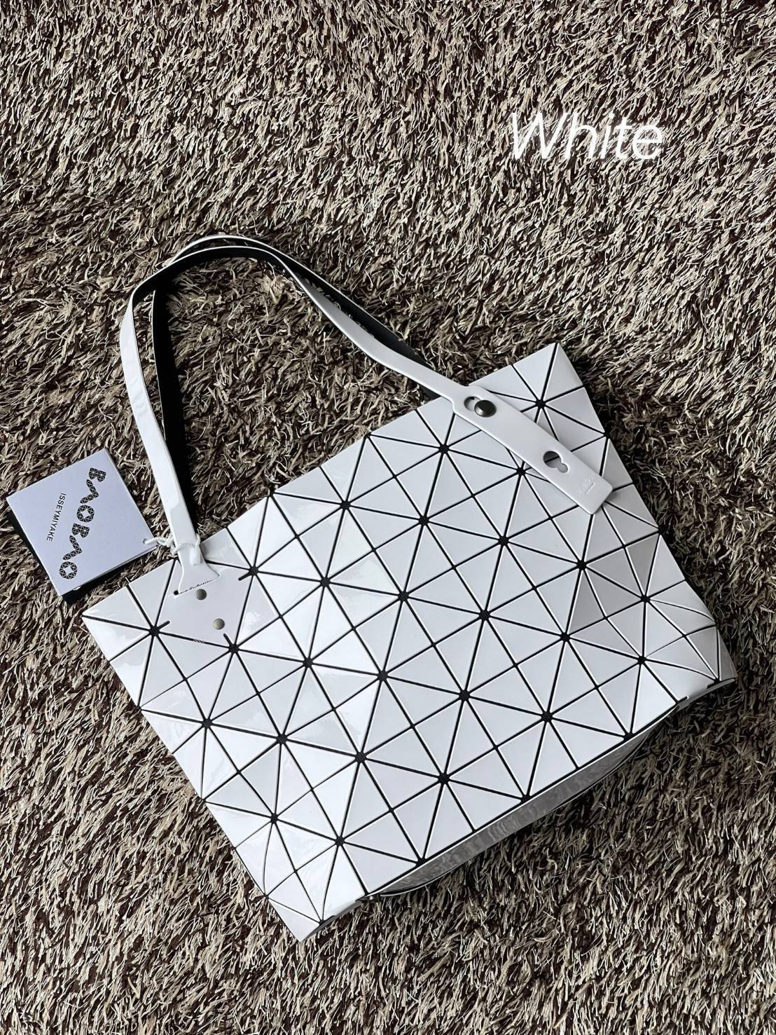 Bao Bao Issey Miyake ROCK MATTE ซีรีส์นี้จะเป็นทรงสี่เหลี่ยมผืนผ้า มีซิปปิดด้านบน ถือเป็นรุ่นที่เหมาะกับการใช้งานในชีวิตประจำวัน สามารถพับมุมและบริเวณด้านล่างของกระเป๋าเพื่อเพิ่มความสะดวกสบายในการใช้งาน ทั้งยังช่วยให้วางกระเป๋าในแนวตั้งได้อีกด้วย แผ่นต่อส