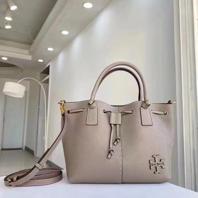 OUTLET 】TORY MCGRAW SMALL DRAWSTRING กระเป๋าถือหรือสะพายข้าง วัสดุหนังวัวแท้ อะไหล่ทอง เปิด-ปิดด้วยสายหนังรูด จะถือหรือสะพายข้างได้Crossbodyได้ น้ำหนักเบาจุของได้เยอะ ด้านหน้าประดับโลโก้แบรนด์ ด้านในมีช่องเล็กสำหรับใส่บัตรใส่ตังค์ได้ มีสายยาว ปรับสายได้ ถ