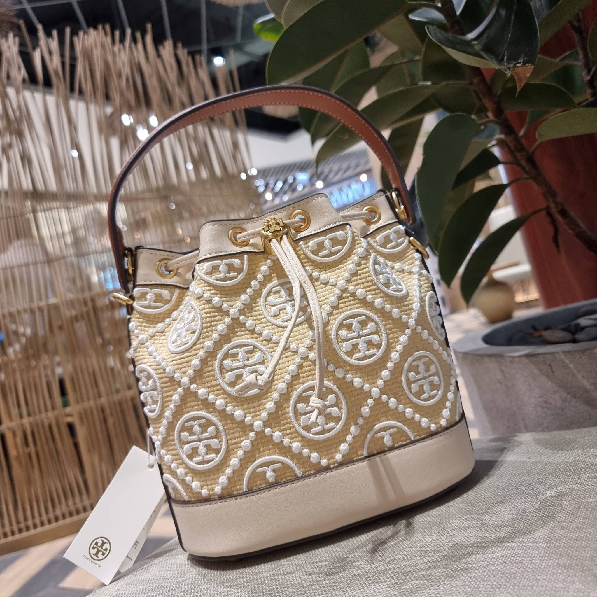 TORY BURCH T MONOGRAM STRAW BUCKET BAG ใหม่ก่อนใคร พร้อมเสิร์ฟความสวยให้ถึงบ้านแล้วน้า กระเป๋าบัคเก็ตทรงยอดนิยม ดีไซน์ใหม่ล่าสุด ยูนีคไม่เหมือนใคร ลายสานเต็มใบ พร้อมปักโลโก้เอกลักษณ์ โดดเด่น งานฝีมือมากๆ สลับส่วนของหนังที่ขอบและก้นกระเป๋า ภายในเป็นช่องโล่