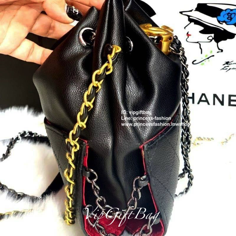 Chanel premium for gift ทรงขนมจีบ เป็นกระเป๋าถือ/สะพายหลังอเนกประสงค์หนังแกะสังเคราะห์โลโก้แบรนด์อะไหล่สวยหรู สายโซ่อะไหล่สีทูโทนรูดปิดกระเป๋า เก๋มากๆค่ะ อุปกรณ์ : กล่อง ถุงผ้าแบรนด์