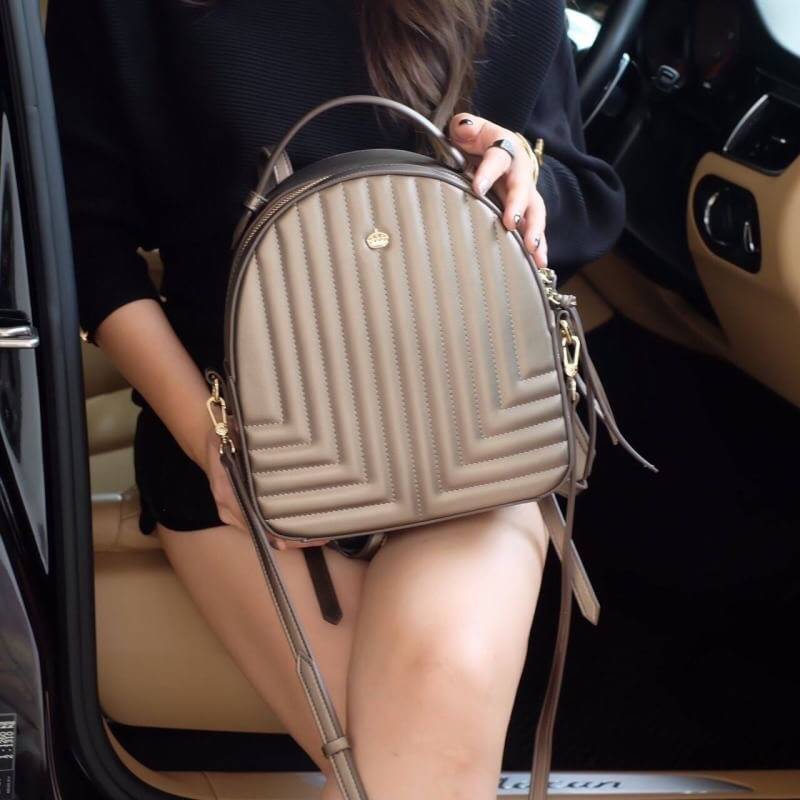 KEEP ' Nadia ' backpack 🎒👟 เป้ หนังแกะสังเคราะห์ สวย หรู ปักลายพิเศษ สามารถสะพายหลัง หรือ สะพายข้างได้ เลิศ !! =>> กระเป๋าทรงสวย งาน handmade เย็บแบบฝีมือต่อฝีมือ เพิ่อให้ได้ใบนี้