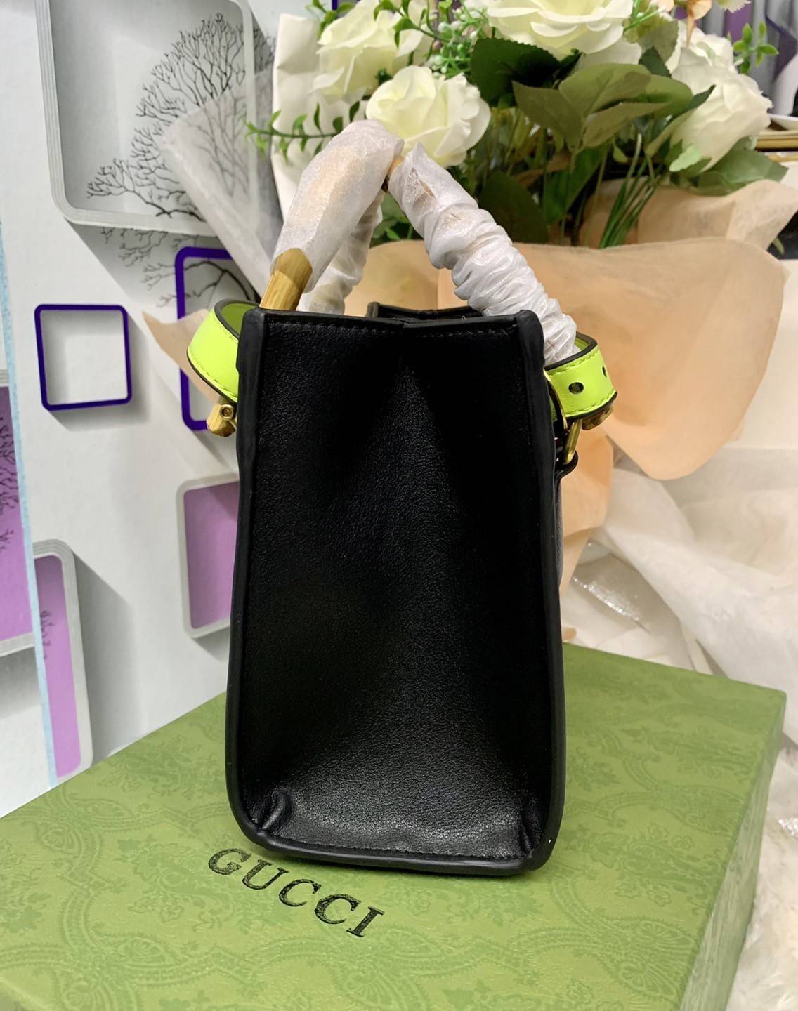 กระเป๋า GUCCI สไตล์งานหูไม้ไผ่ Size mimi รุ่น Gucci Diana Bag กระเป๋าสุดคลาสสิกดีไซน์มาใหม่พร้อมเข็ดขัดหนังสีสะท้อนแสงประดับตรงหูกระเป๋า กระเป๋าทรง tote วัสดุหนังแท้ (calfskin) อะไหล่ทอง ขนาดกำลังดี งานสวยตั้งอยู่ทรง มีสายสะพายยาว 1เส้น สามารถปรับระดับได้