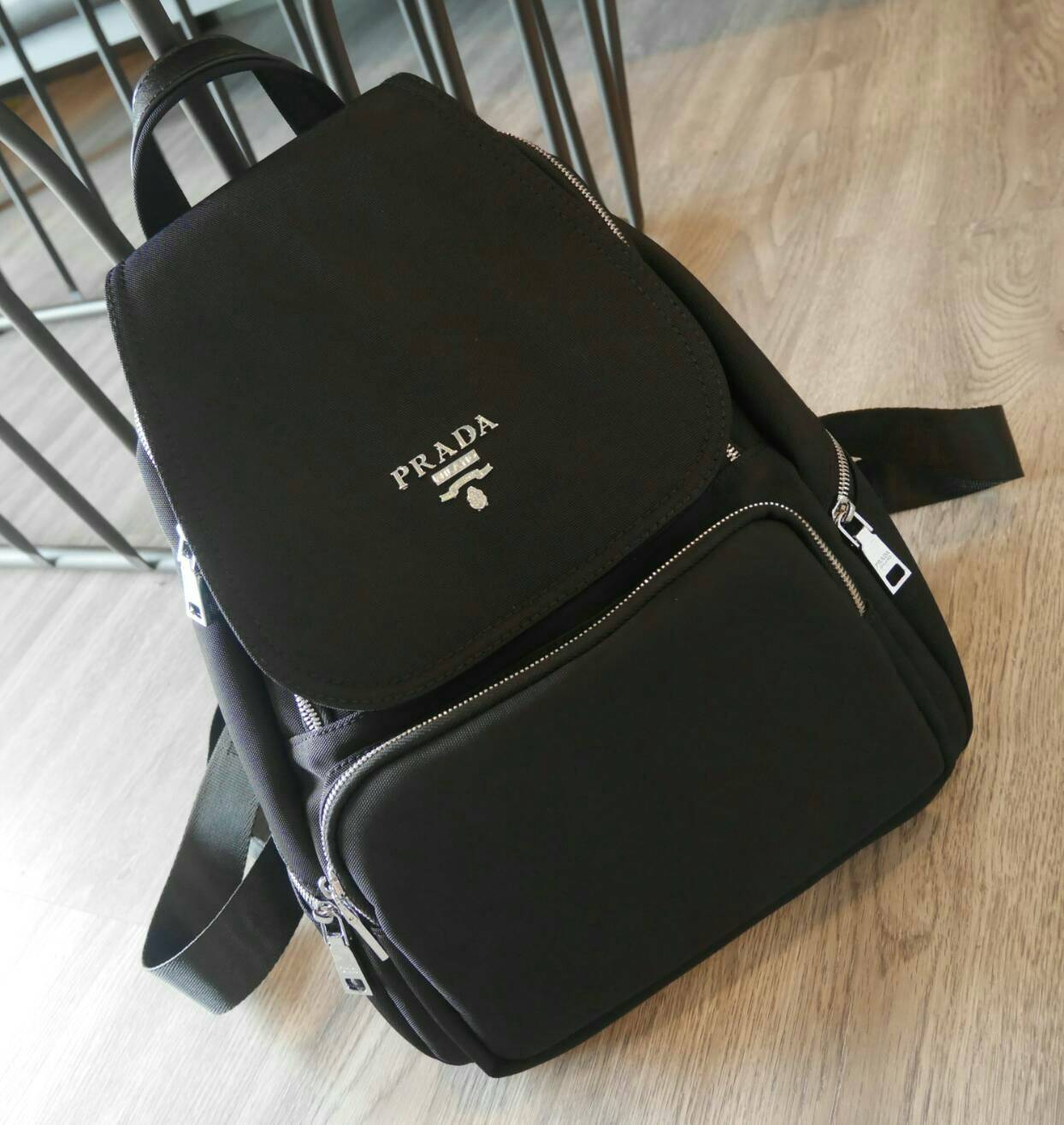 มาละค้า รุ่นที่สายลุยรอคอยกับ Prada backpack จากงานพรีเมี่ยมกิ้ฟจากเคาร์เตอร์ต่างประเทศมาค้า วัสดุ Canvas ผสม Nylon **คุณภาพดี แข็งแรง ทนทาน กันน้ำได้ อะไหล่เงิน เงาวับ! ทั้งใบ **สวยหรูมากคะ มีช่องใส่ของแยกซิปหลายช่อง สุดคุ้ม ด้านในบุด้วยผ้าซับในปั้มแบรนด