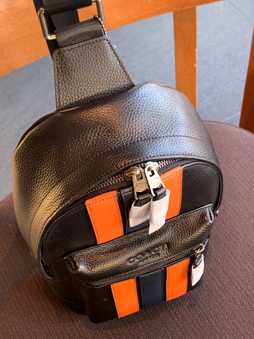 COACH WEST PACK WITH VARSITY STRIPE ((3180)) กระเป๋าคาดด้านหลัง//หรือคาดอกด้านหน้า ตามความชอบเลยค่ะ รุ่นนี้ใช้หนังแท้ชั้นดี หนังนิ่ม ด้านหน้าตัดแถบสียาวลงมา สีสวยค่ะ พร้อมช่องซิปเล็ก ช่องหลักแบบซิปคู่ ภายในโล่งลึกใส่สัมภาระจำเป็นในชีวิตประจำวันได้เยอะ มีช