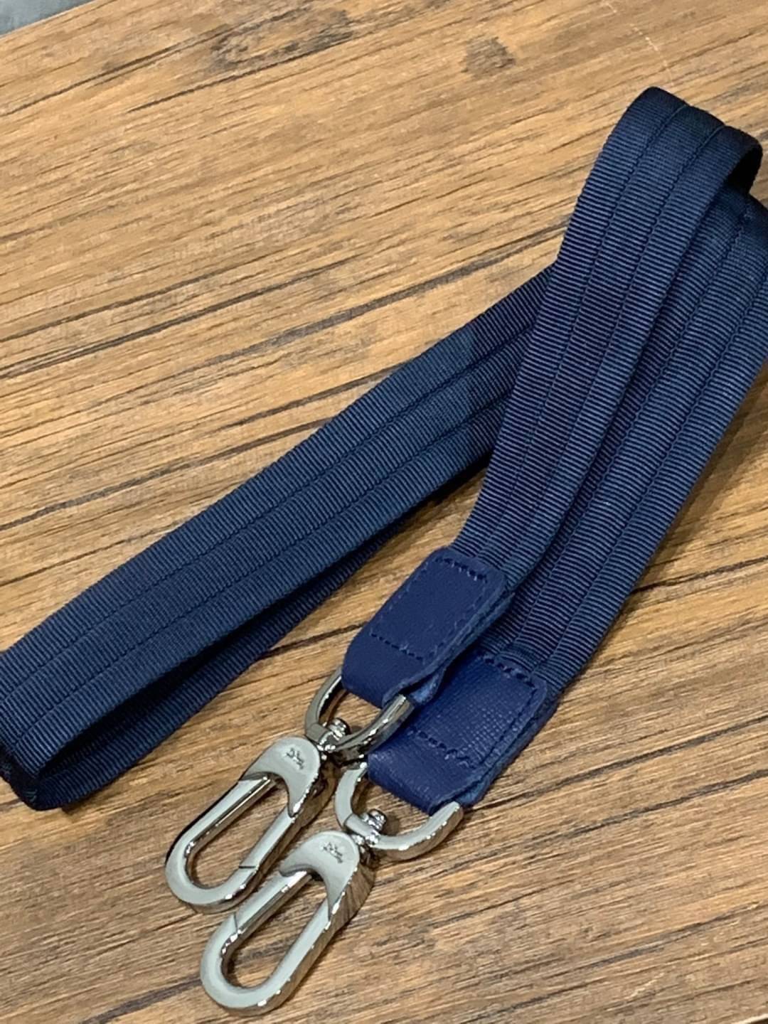 Longchamp Le Pliage Neo Size M มาพบกับกระเป๋ารุ่นยอดนิยม ที่สาวๆ ต้องมีไว้เก็บไว้สักใบ กระเป๋าโท้ทใบนี้ มาพร้อมกับสีที่มีสไตล์เรียบง่าย มีสายสะพายยาวช่วยให้คุณสามารถสะพายไหล่ได้อย่างสบาย ในขณะที่ที่ปิดแบบซิปช่วยให้คุณมั่นใจได้ว่าของด้านในมีความปลอดภัย Le 