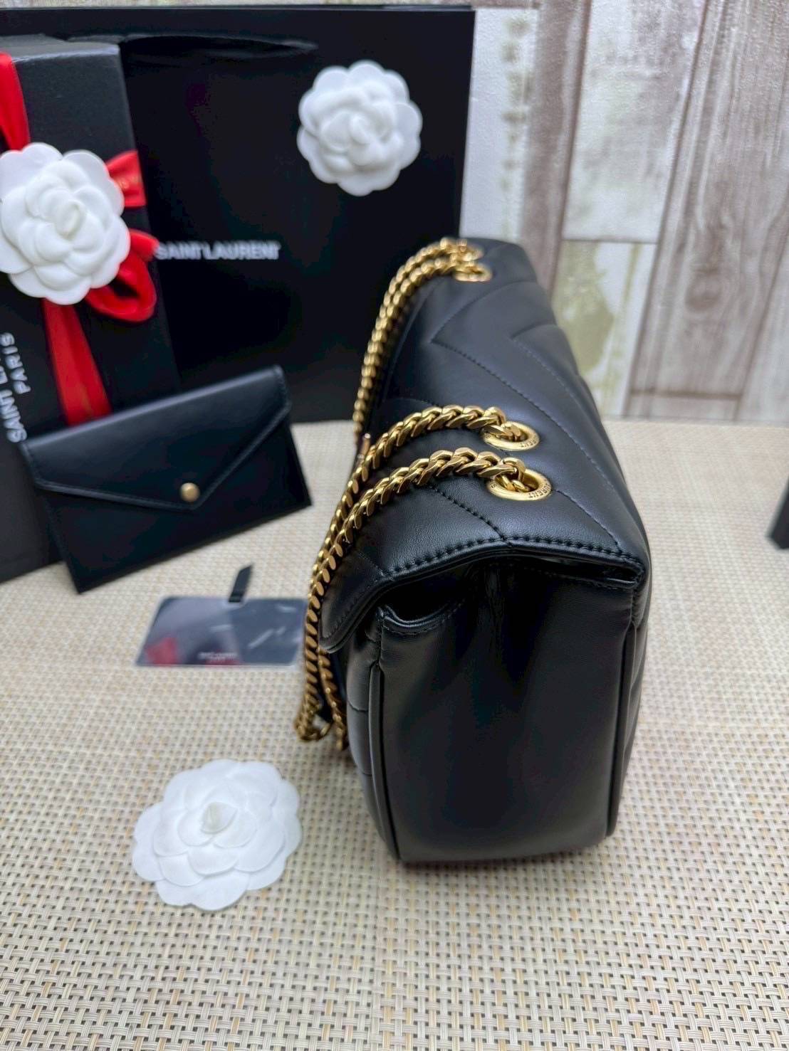 ORI หนังแท้ | 28cm YSL LOULOU medium in MATELASSÉ กระเป๋าสะพายสายโซ่าีทองหรูหรา งานหนังแท้เนื้อนุ่มตะเข็บเย็บลายเชฟรอนสวยหรูโดดเด่นเป็นเอกลักษณ์ 🤍 เกรดออริจินอล หนังแท้