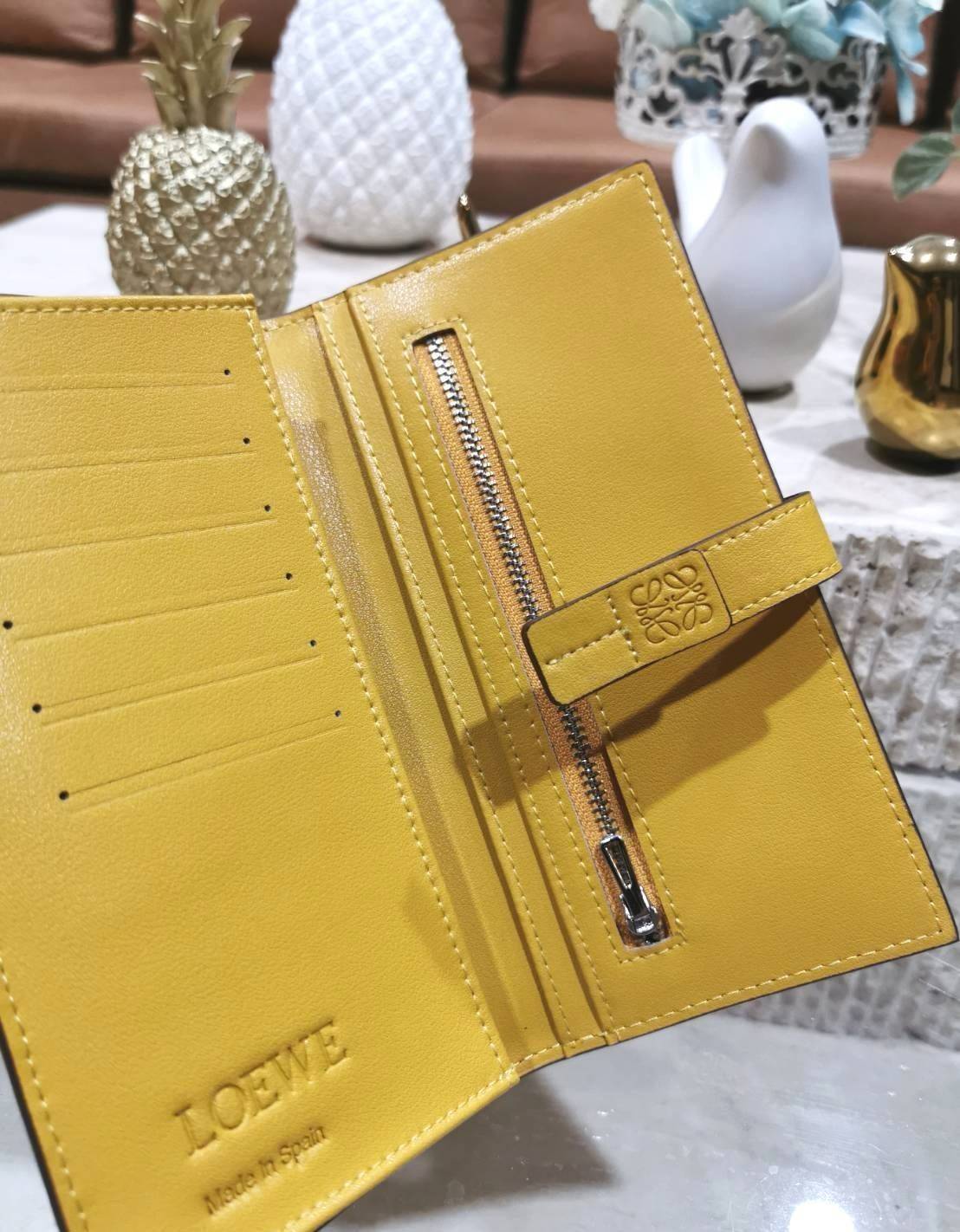 LOEWE LONG WALLET BAG วัสดุหนังแท้เทคเจอร์สวยอยู่ทรงปั้มโลโก้แบรนด์ด้านหน้าเปิดปิดด้วยกระดุม ภายในมีช่องใส่ธนบัตรหลายช่อง ช่องหลักสามารถใส่มือถือได้ มีช่องซิปใส่เหรียญ ช่องใส่ธนบัตรใส่แบงก์พันได้ สวยน่าใช้ พร้อมส่งที่ไทยสุดคุ้มห้ามพลาด!