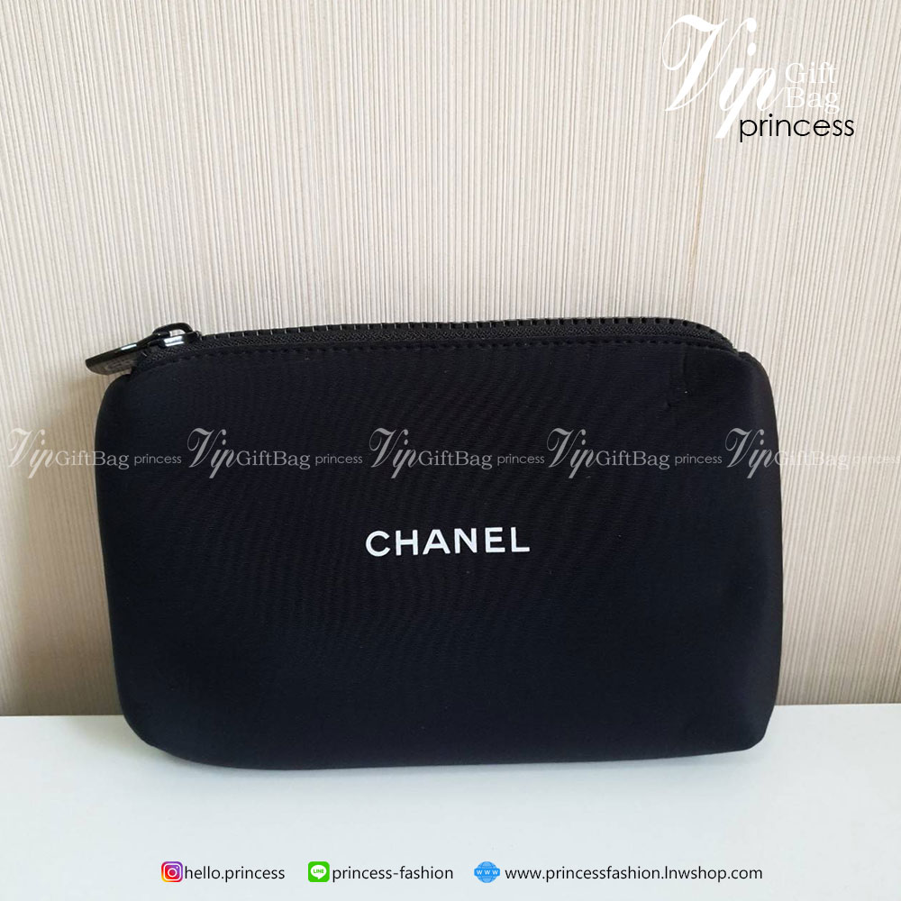 กระเป๋าอเนกประสงค์ Chanel งานพรีเมี่ยมกิ้ฟท์จากเคาเตอร์แบรนด์ดัง ของแท้จากแบรนด์ chanel ขนาดกะทัดรัด ผ้าโฟมนุ่มลื่นมือ ด้านหน้าสกรีนแบรนด์ ปิดเปิดด้วยซิปที่จับปั้มแบรนด์ ด้านในมีช่องใส่เครื่องสำอางค์ ของจุกจิกหรือโทรศัพท์ได้ทุกรุ่น ที่ควรมีไว้เป็นไอเท็มติ