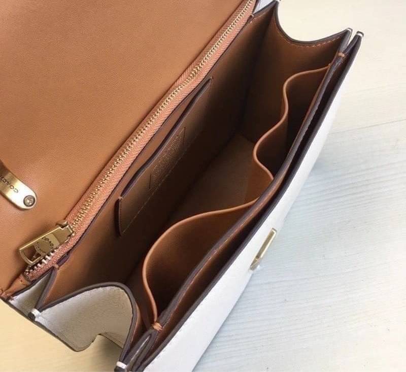 COACH ALIE SHOULDER BAG ((4615)) กระเป๋าสะพายข้างหรือสามารถทบสายกันเพื่อคล้องไหล่ได้ค่ะ วัสดุหนังแท้ หนังนิ่มสวยงามมากๆค่ะ ด้านหน้าเป็นแผ่นโลหะแบรนด์ดูหรูทีเดียว เปิดปิดกระเป๋าแบบกดล็อค ภายในแบ่งช่องหลักหนึ่งช่องค่อนข้างกว้างใส่มือถือได้ทุกรุ่น;กระเป๋าเงิ