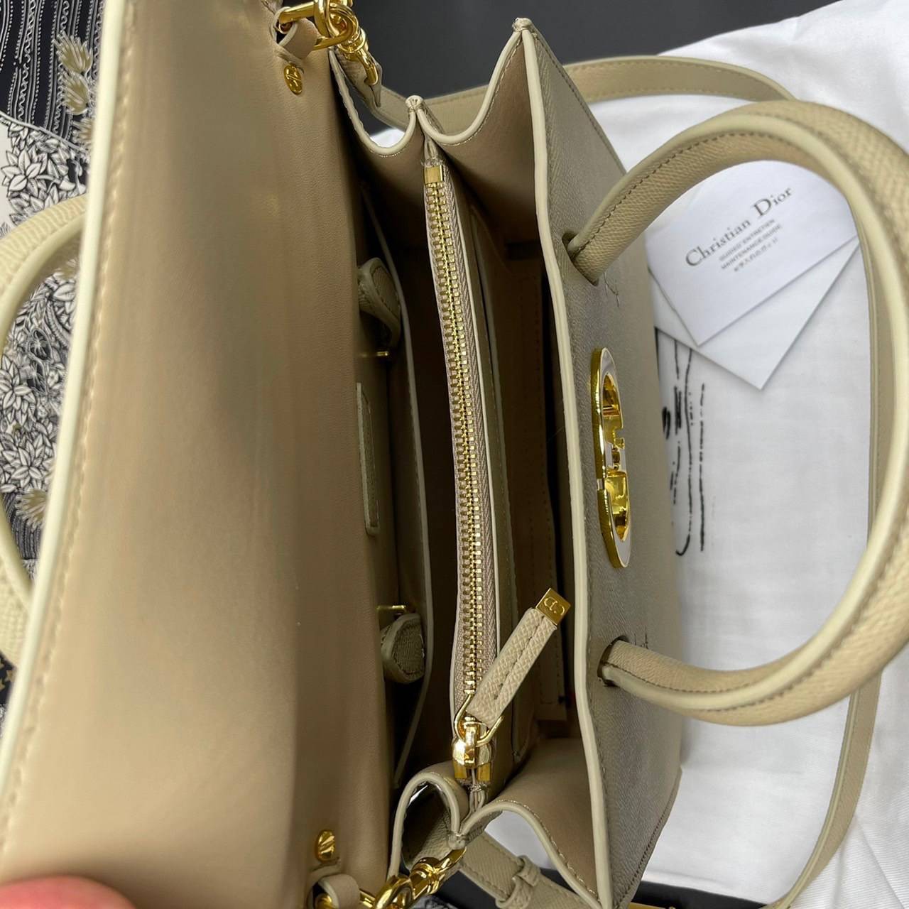 หนังแท้ DIOR Medium ST Honore Tote Collection Fall/Winter 2020-2021 มาในรูปแบบกระเป๋าทรงสี่เหลี่ยมที่ได้มาตรฐาน ทำจากหนังลูกวัว (Calfskin) ลายเกรน ซึ่งสื่อถึงความหรูหราได้อย่างลงตัว ตัวด้ามจับ มีการเย็บเข้าด้านในของกระเป๋าเพื่อเพิ่มความแข็งแรงทนทาน ด้านหน