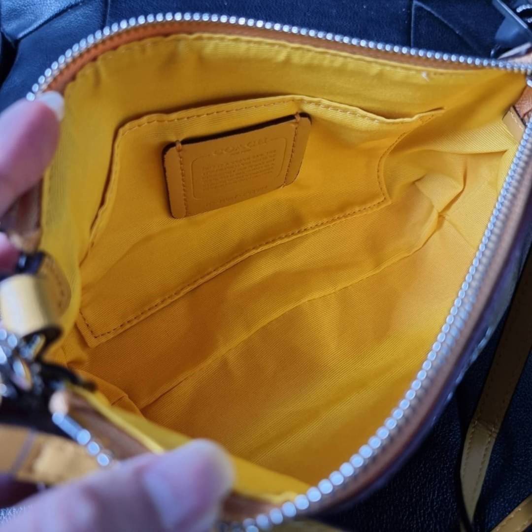 COACH F58321 TOP HANDLE POUCH อีกรุ่นฆ่าไม่ตาย!! 😎 ขายดีขายหมด ขายรวยขายปังๆ!! กระเป๋าพอชจากโค้ช ทรงใช้งานง่าย สะดวก กะทัดรัด วัสดุหนังแคนวาสเคลือบคุณภาพดี มาพร้อมสายคล้องในตัว และสายสะพาย crossbody ปรับเปลี่ยนได้ตามสไตล์ อีกหนึ่งไอเท็มที่สาวๆต้อง