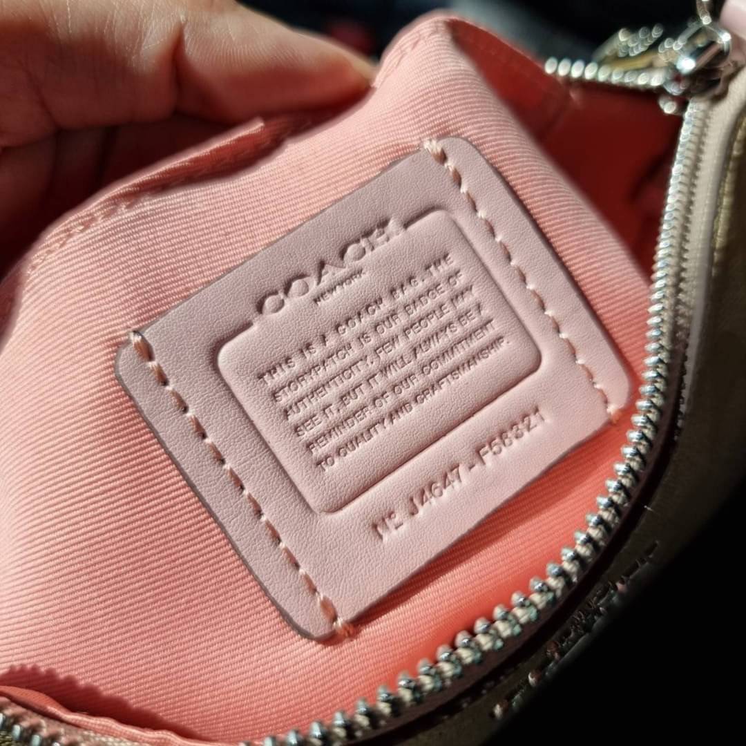 COACH F58321 TOP HANDLE POUCH อีกรุ่นฆ่าไม่ตาย!! 😎 ขายดีขายหมด ขายรวยขายปังๆ!! กระเป๋าพอชจากโค้ช ทรงใช้งานง่าย สะดวก กะทัดรัด วัสดุหนังแคนวาสเคลือบคุณภาพดี มาพร้อมสายคล้องในตัว และสายสะพาย crossbody ปรับเปลี่ยนได้ตามสไตล์ อีกหนึ่งไอเท็มที่สาวๆต้อง