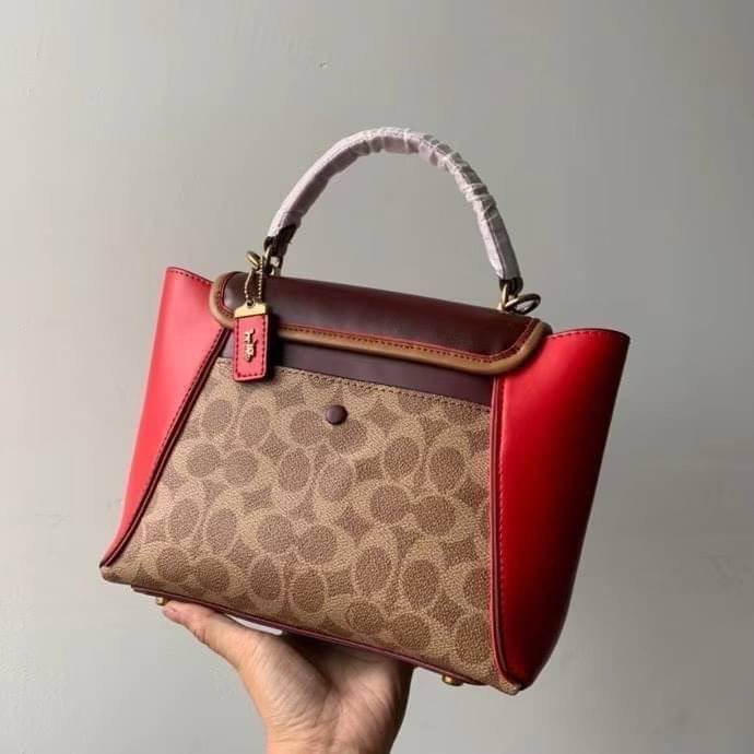 COACH COURIER CARRYALL 23 IN COLORBLOCK SIGNATURE CANVAS พร้อมส่ง 7 แบบ พร้อมส่ง ลุคดูไฮสุดๆค่ะ! กระเป๋าสะพายหนังหรูหราและคลาสสิค หนังแท้ชั้นดีที่สุด น้ำหนักเบา หนังสวยมากก สัมผัสแล้วหลงรักแน่นอนจ้าา😘