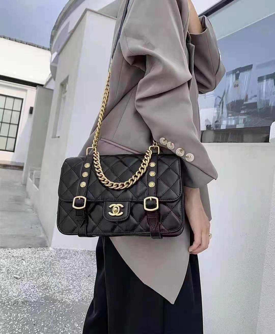 Chanel อเนกประสงค์ รุ่น Limited edition ลายตาราง ปักหมุดอะไหล่ทอง หนังแท้ น้ำหนักเบา มีช่องใส่ของจุกจิก เปิดปิดด้วยฝาปิดกระดุม มีช่องใส่บัตร ช่องซิป ช่องหลัง ใส่กระเป๋าสตางค์ใบยาว ได้ค่ะ ตัวจริงสวยมากๆถูกใจรีบจองนะคะ ใส่มือถือได้ทุกรุ่น สายสะพายโซ่+หนัง แ