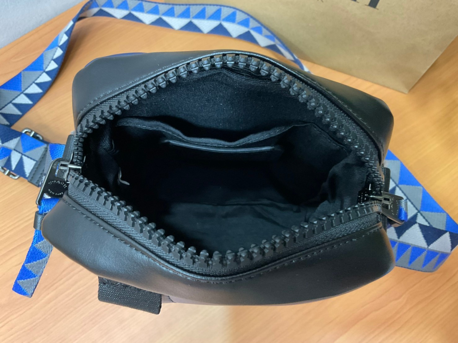 COACH NORTH/SOUTH EDGE CROSSBODY (COACH 5626) IN SIGNATURE CANVAS (COACH 6788) กระเป๋าสะพายผู้ชาย กระเป๋าสะพายรุ่นใหม่ ชนช็อป (!!)รุ่นหายาก สี COBALT MULTI วัสดุทำจาก หนังลูกวัวแท้ เนื้อเรียบ พิมพ์ลาย ขนาดกำลังดี