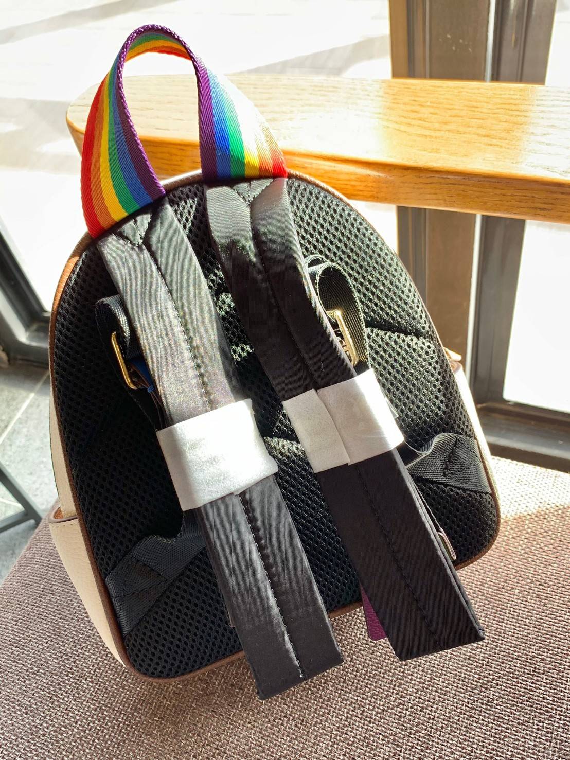 COACH MINI COURT BACKPACK WITH RAINBOW COACH ((CA624)) 🌈ต่อกันเลย สวยกันก่อน วางน้องไม่ลงเลยจริงๆค่าา😍 พร้อมส่ง! ยังไม่เข้าไทย กับกระเป๋าสะพายหลังแบบมีหูหิ้วในตัว บอกก่อนเลยว่าหนังของน้องทั้งนิ่ม ทั้งสวย อย่างดีเลยค่ะ