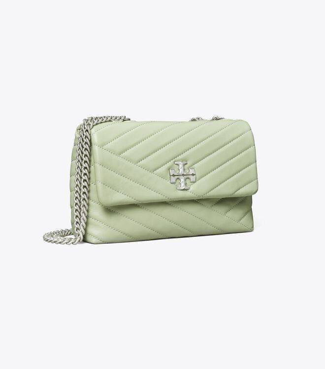 TORY BURCH KIRA CHEVRON CONVERTIBLE SHOULDER BAG (SMALL / MEDIUM) กระเป๋าสะพายรุ่นยอดฮิต ไซส์คลาสสิค ที่ใช้ยังไงก็ดูหรู ดีไซน์เฉพาะตัว วัสดุหนังแกะ สัมผัสนิ่ม เปิด-ปิดด้วยกระดุมแม่เหล็ก ภายในเป็นช่องโล่ง ใส่กระเป๋าสตางค์ มือถือ เครื่องสำอางค์ พาวเวอร์แบงค
