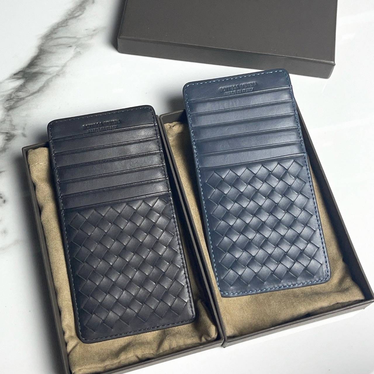 หนังแท้ BOTTEGA VENETA CARD HOLDER กระเป๋าใส่บัตรทำจากหนังแท้คุณภาพดีมาในราคาพิเศษ เป็นรุ่นที่หายาก เหมาะกับการใช้งานระยะยาว ยิ่งใช้หนังยิ่งสวยทนทานต่อการใช้งาน มาพร้อมกล่อง อุปกรณ์ครบ