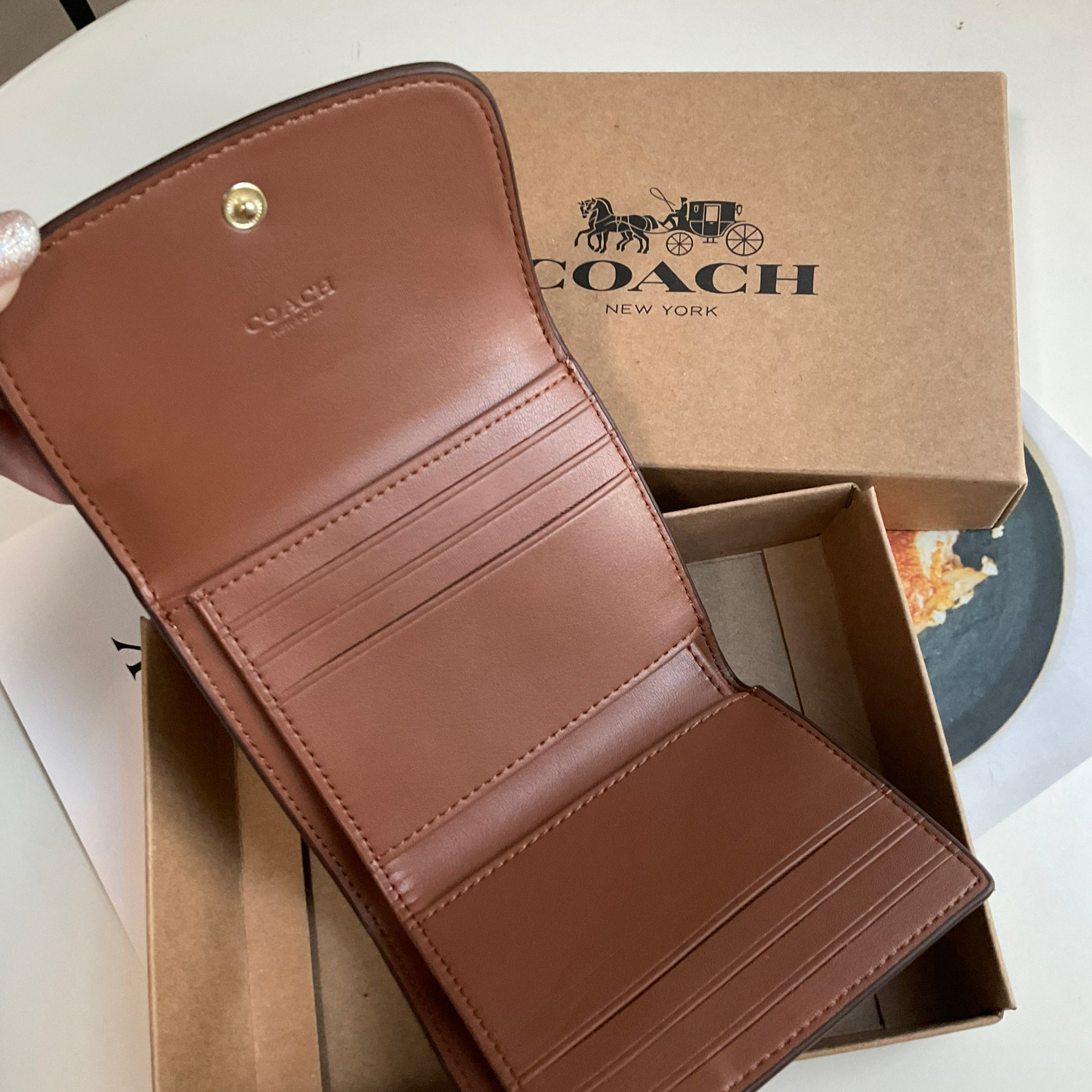 COACH SMALL WALLET IN SIGNATURE CANVAS กระเป๋าสตางค์ใบสั้น แบบพับสามตอน เปิดปิดด้วยกระดุมปั้มแบรนด์ ด้านในมีช่องใส่บัตรหลายช่อง และช่องใส่ธนบัตร ด้านหลังมีช่องซิปเหรียญอีกหนึ่งช่อง น้ำหนักเบา พกพาสะดวก อะไหล่เงาสุดหรู ห้ามพลาดค่ะ!