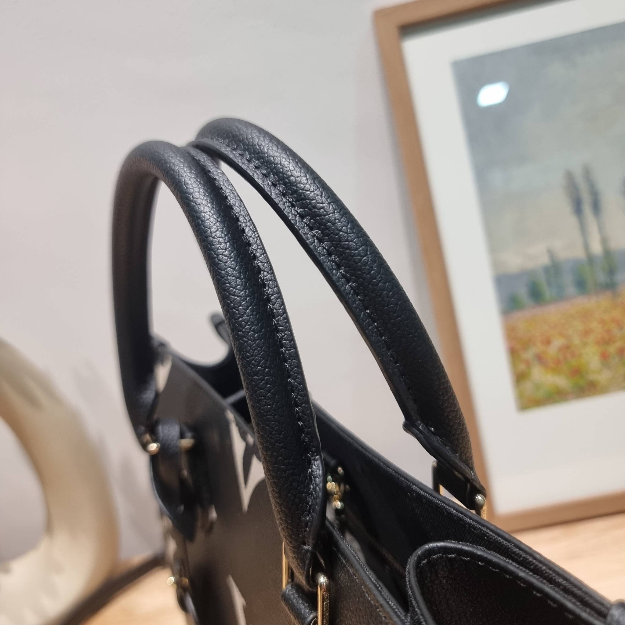 LV Onthego / LV crossbody tote bag กระเป๋าทรงโท้ทเวอร์ชั่นดั้งเดิม ที่คลาสสิค ผู้ดี หรูหรา โทนสีใช้งานง่าย ได้ทุกลุค ทุกสไตล์ วัสดุหนังลูกวัว ผิวลายเกรน มาพร้อมหูจับในตัว คล้องแขนก็ดูแพง หรือจะเกี่ยวสายครอสสะพายก็อัพลุคได้เลย ภายในโล่งกว้างมาก มีอะไหล่เกี