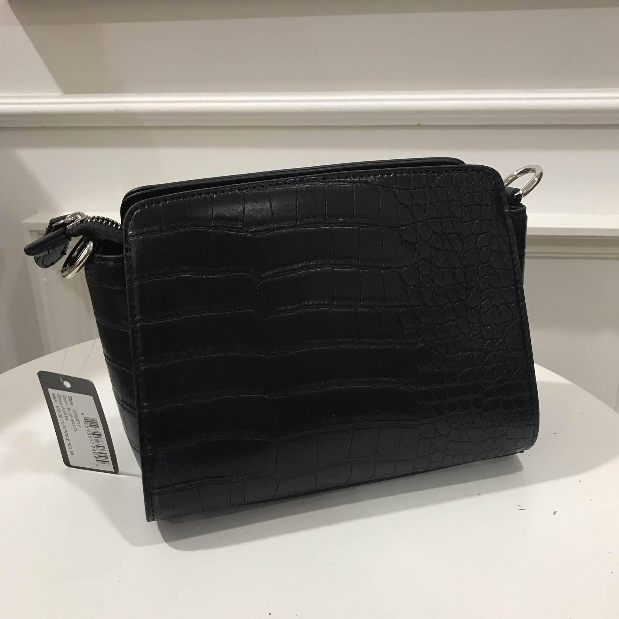 GUESS CROSSBODY BAGกระเป๋าสพายทรงสุดฮิต ดีไซรีหรู หนังสวยอยู่ทรง ภายในมีช่องซิป เปิดปิดง่ายด้วยซิป อะไหล่สีเงินดูหรู สายสพายปรับได้ มีหมุดรองฐานทั้งสี่ กันฐานเป็นรอยได้ดี รุ่นแนะนำสินค้าคุณภาพจากแบรนด์นี้การันตีความสวยคะ