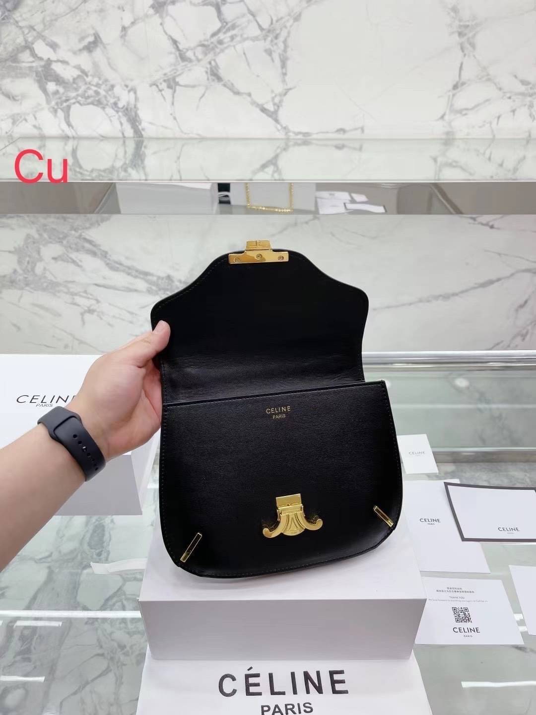 CELINE chain besace triomphe in shiny calfskin กระเป๋าสะพายสายโซ่ซีลีน รุ่นใหม่ล่าสุด อีกหนึ่งรุ่นในซีรีส์ Triomphe ที่ได้รับความนิยมอย่างมาก ด้วยรูปร่างทรงโค้งมนมีความคลาสสิกตามแบบฉบับแบรนด์
