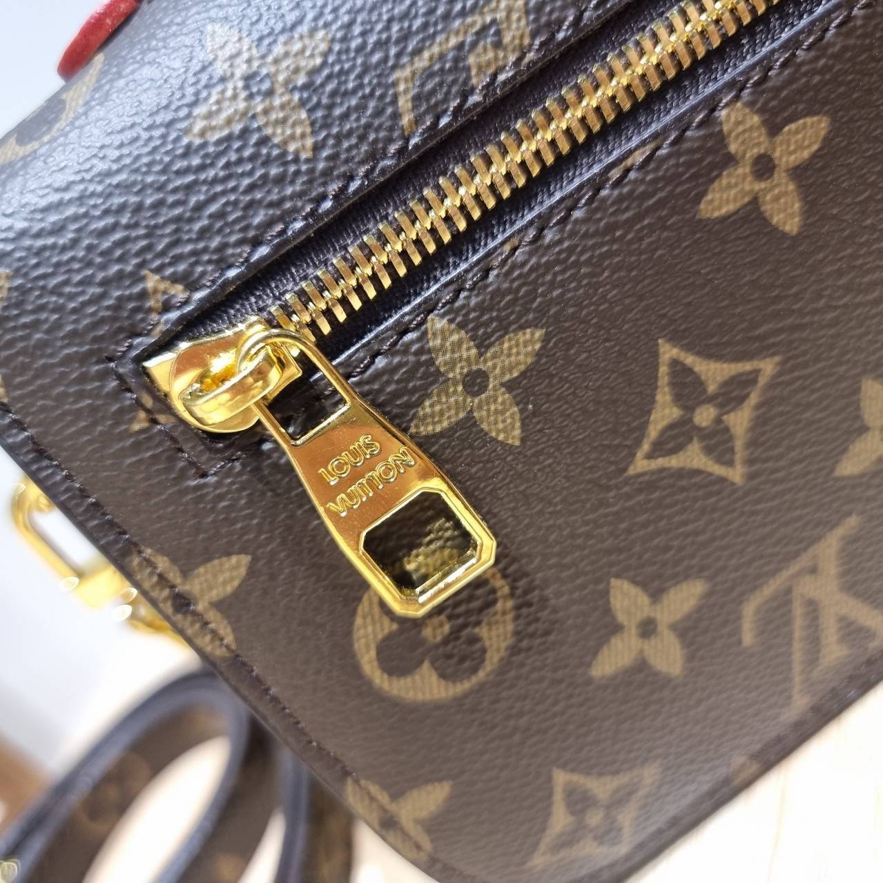 LV Pochette Metis East West Monogram Canvas กระเป๋ามัลติฟังก์ชั่น ดีไซน์กะทัดรัด สะดวกพกพามากๆ และพิเศษสุดๆมีสายมาให้ถึง 2 แบบ