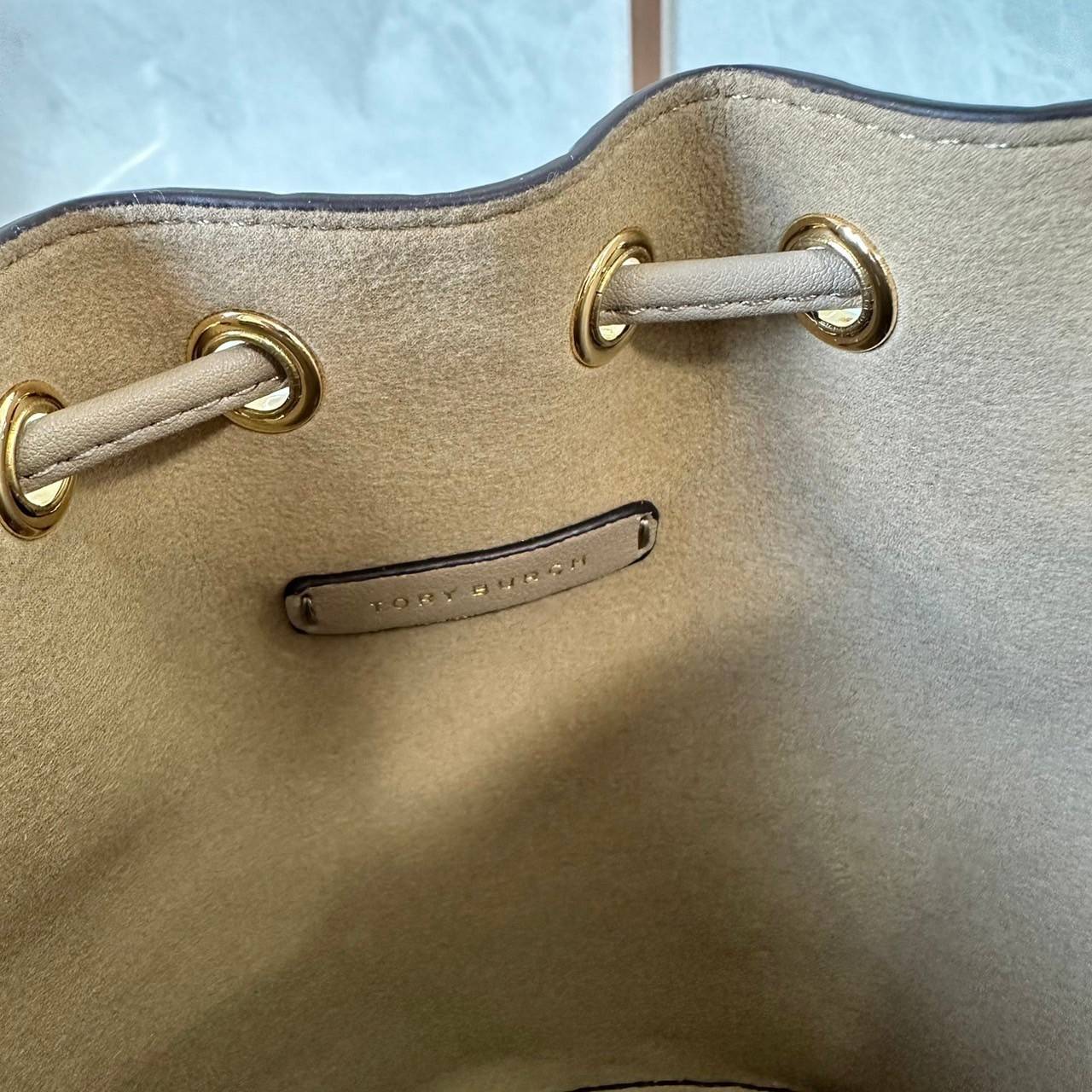 TORY BURCH mini T Monogram leather bucket bag กระเป๋าบัคเกต ไซต์ mini คอลเลกชันหนัง T Monogram ลายซิกเนเจอร์หนังปั้มลายนูน