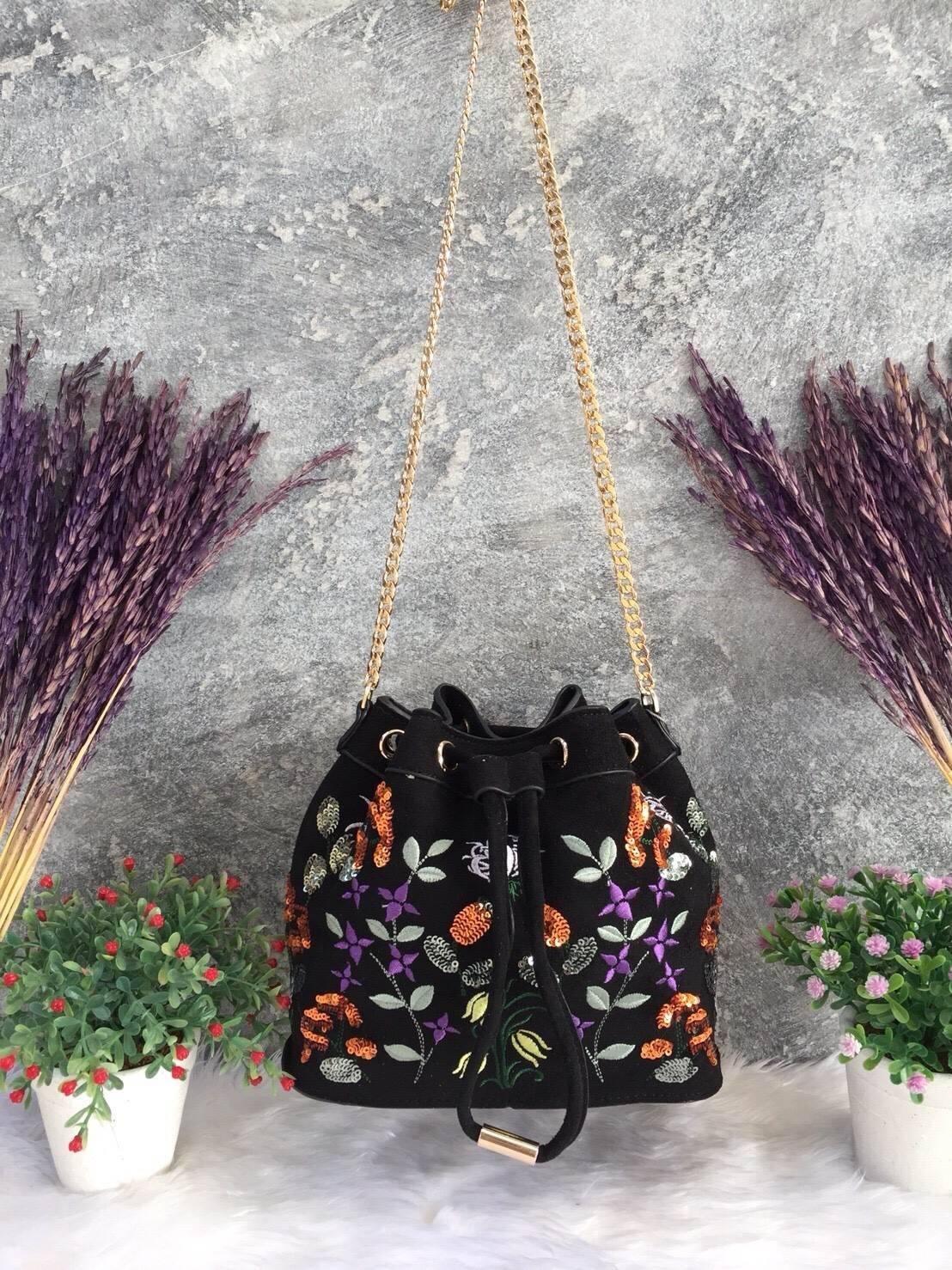 New! 2018 CHARLES & KEITH EMBELLISHED DRAWSTRING BAG กระเป๋าหนังสักลาด ทรงหูรูด ปักลายดอกไม้ ลายกริตเตอร์ สีสันน่ารัก อยู่ทรงแข็ง สะพายด้วยสายโซ่สีทอง ขนาดกำลังดี สะพายไปเที่ยวดูสดใส น่ารักแนะนำเลยค่ะ