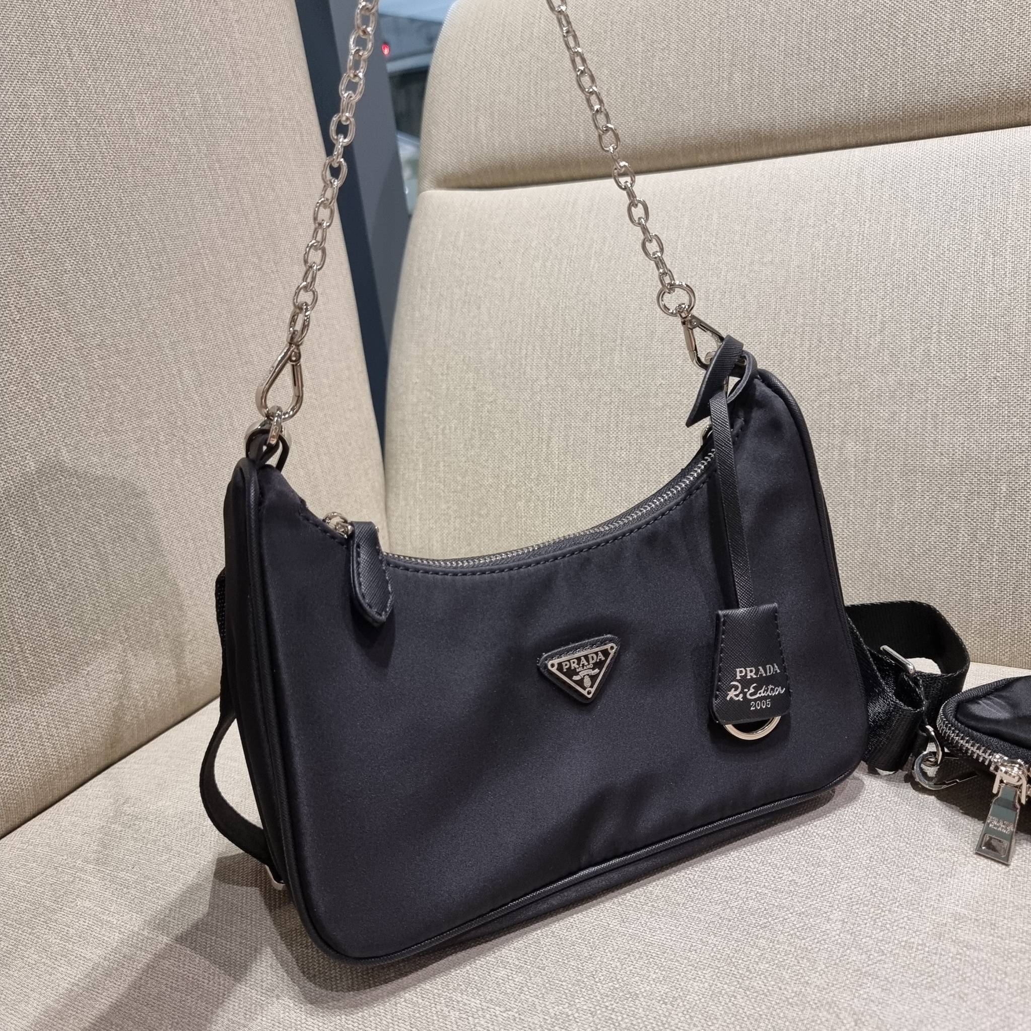 VIP 🥂 PRADA RE-EDITION 2005 RE-NYLON SHOULDER BAG ไอเท็มสุดปัง ที่ฮิตตลอดกาลไม่ว่าจะปีไหนๆ จัดให้ครบทั้งสีขายดีและสีใหม่ล่าสุด ที่สายคุณหนูห้ามพลาด!! กับกระเป๋าสะพายทรงคลาสสิค เหมาะเป็น everyday bag มากๆ วัสดุผ้าไนล่อนคุณภาพ พร้อมใบลูก ไว้ใส่เหรีย