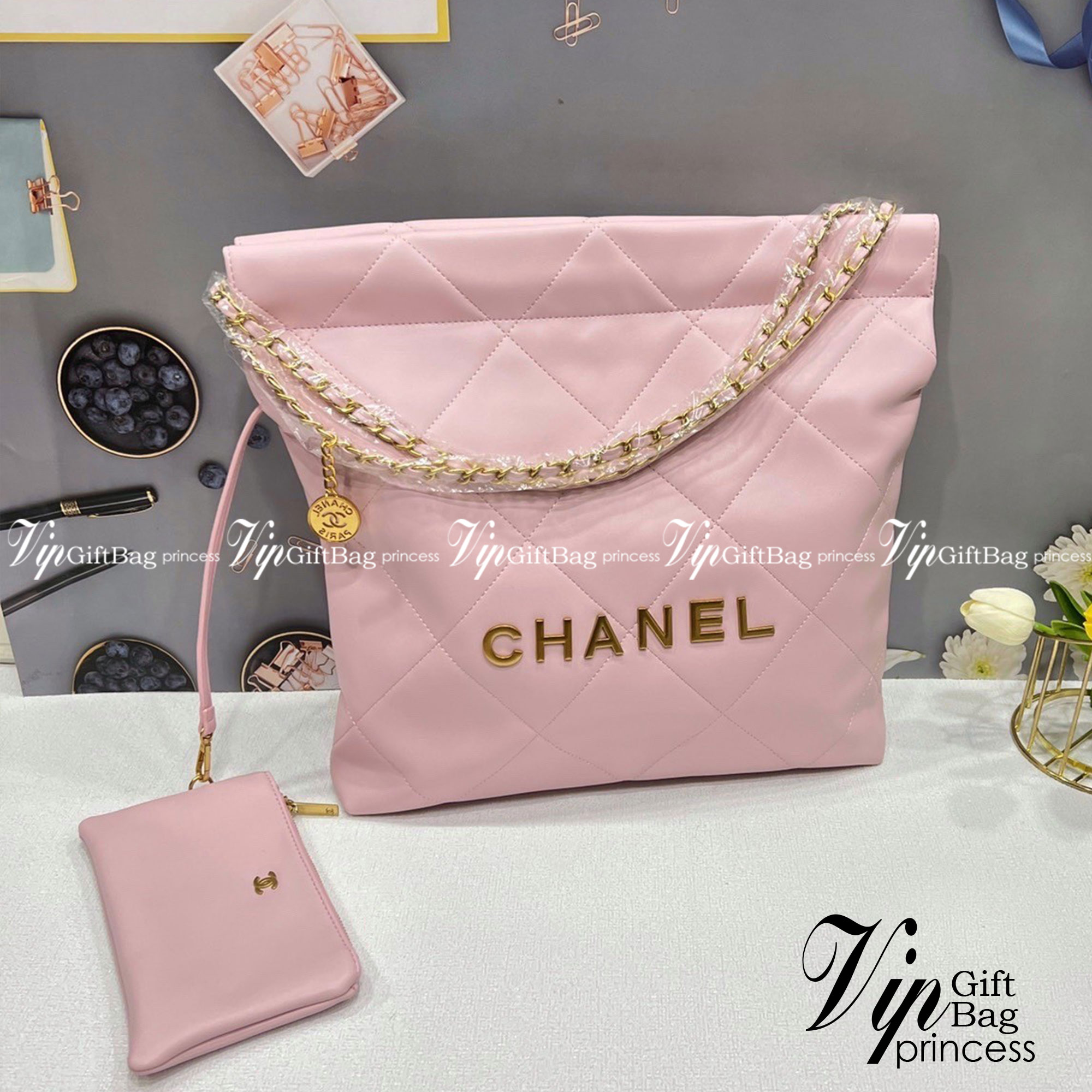 Chanel ss22 Logo CC shopping tote / Chanel 22 handbag 12" มาแรงที่สุดในตอนนี้ก็คือรุ่นนี้เลย ใช้งานง่ายรุ่นนี้สามารถใช้ได้ทั้งผู้หญิงและผู้ชายน้า เกินต้านที่สุดกับไอเท็มนี้ ที่สาวๆหรือใครๆก็ต้องมีแล้ว!! แค่เห็นก็หลงรัก กระเป๋าทรงสวย ดีเทลเรียบแต่มีคว