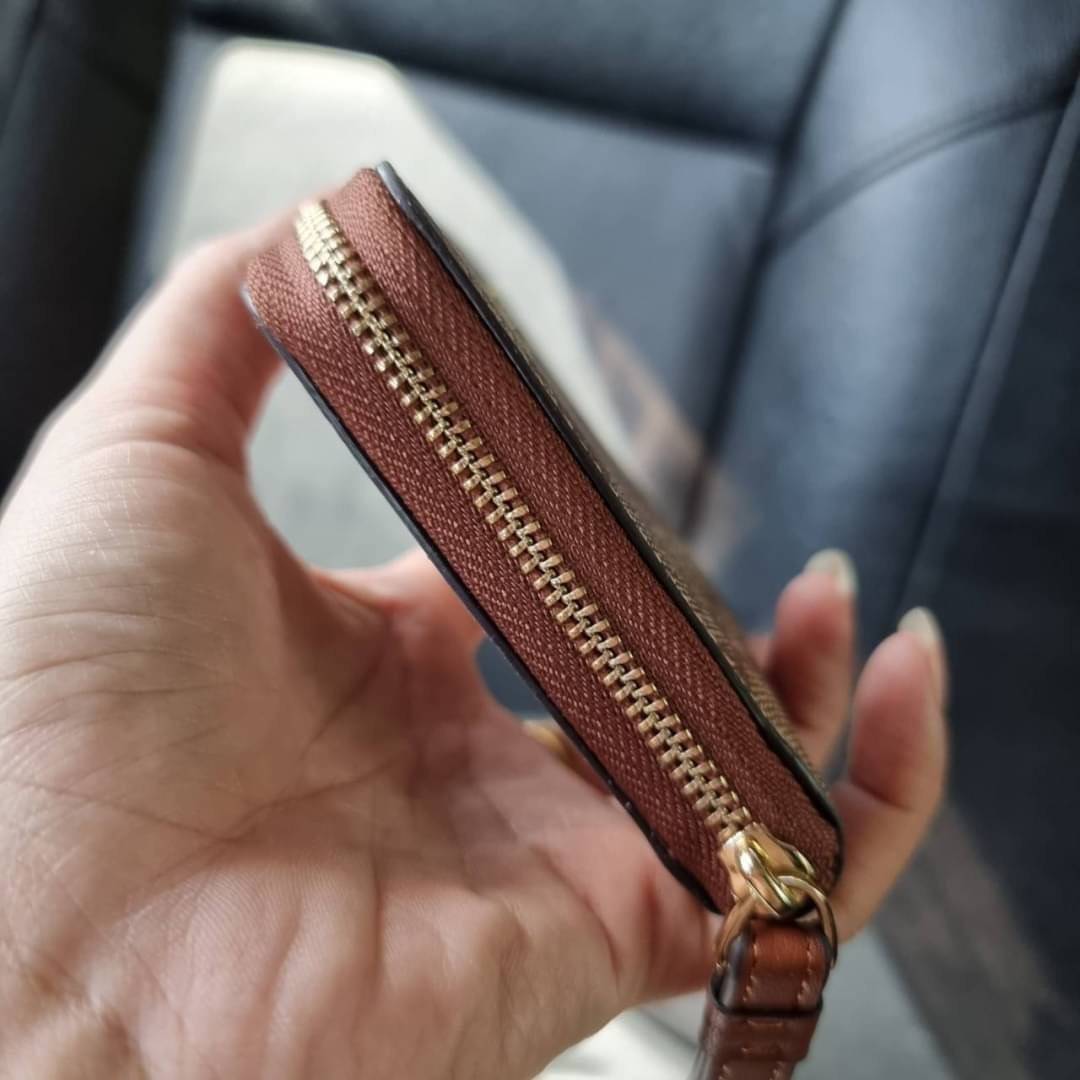 COACH F57468 PHONE WALLET IN SIGNATURE COATED CANVAS กระเป๋าสตางค์ถนอมมือถือ!! 2IN1 สุดๆ ใส่โทรศัพท์ ใส่เงิน ใส่บัตร ครบถ้วน!! จบในใบเดียวจ้า ขนาดกำลังเหมาะมือ วัสดุหนังแคนวาสเคลือบลาย คุณภาพดี สาวๆมีไว้ติดตัวสักใบ ไม่ผิดหวังจ้า